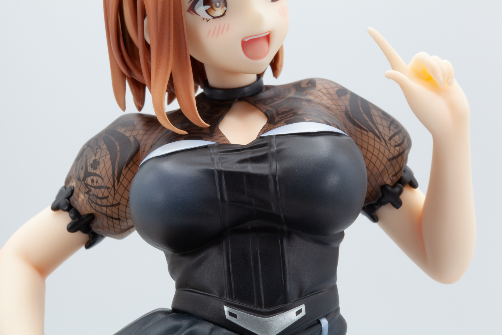 胸元はしわができる程にギュッと押し込まれたような表現