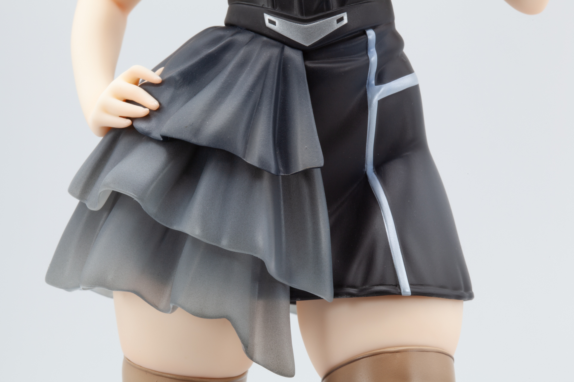 ドレスの下はタイトなスカートで右腰のレースがアクセントとなっている