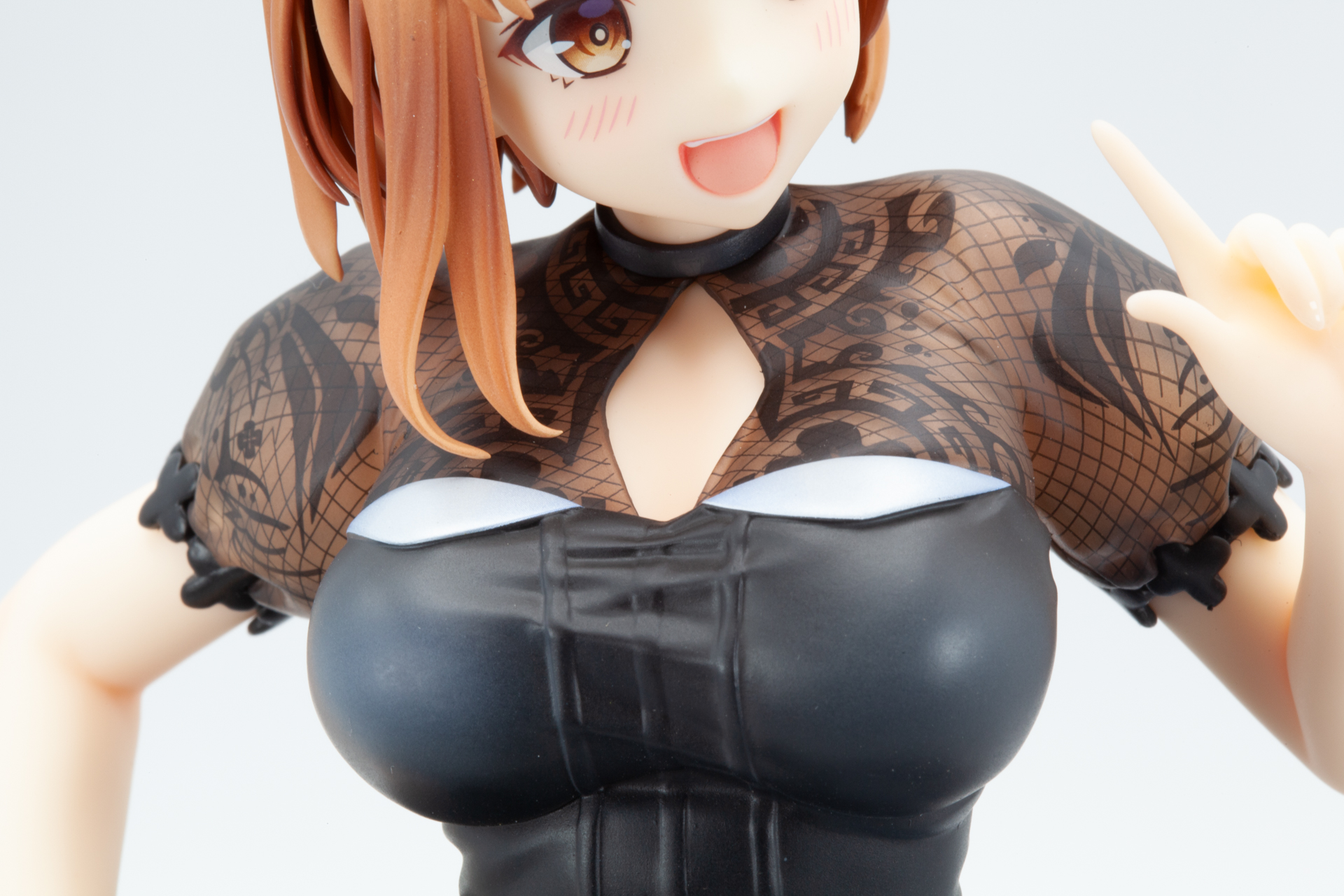 首元から胸元にかけたシースルーのひし形に素肌を魅せる表現がセクシー