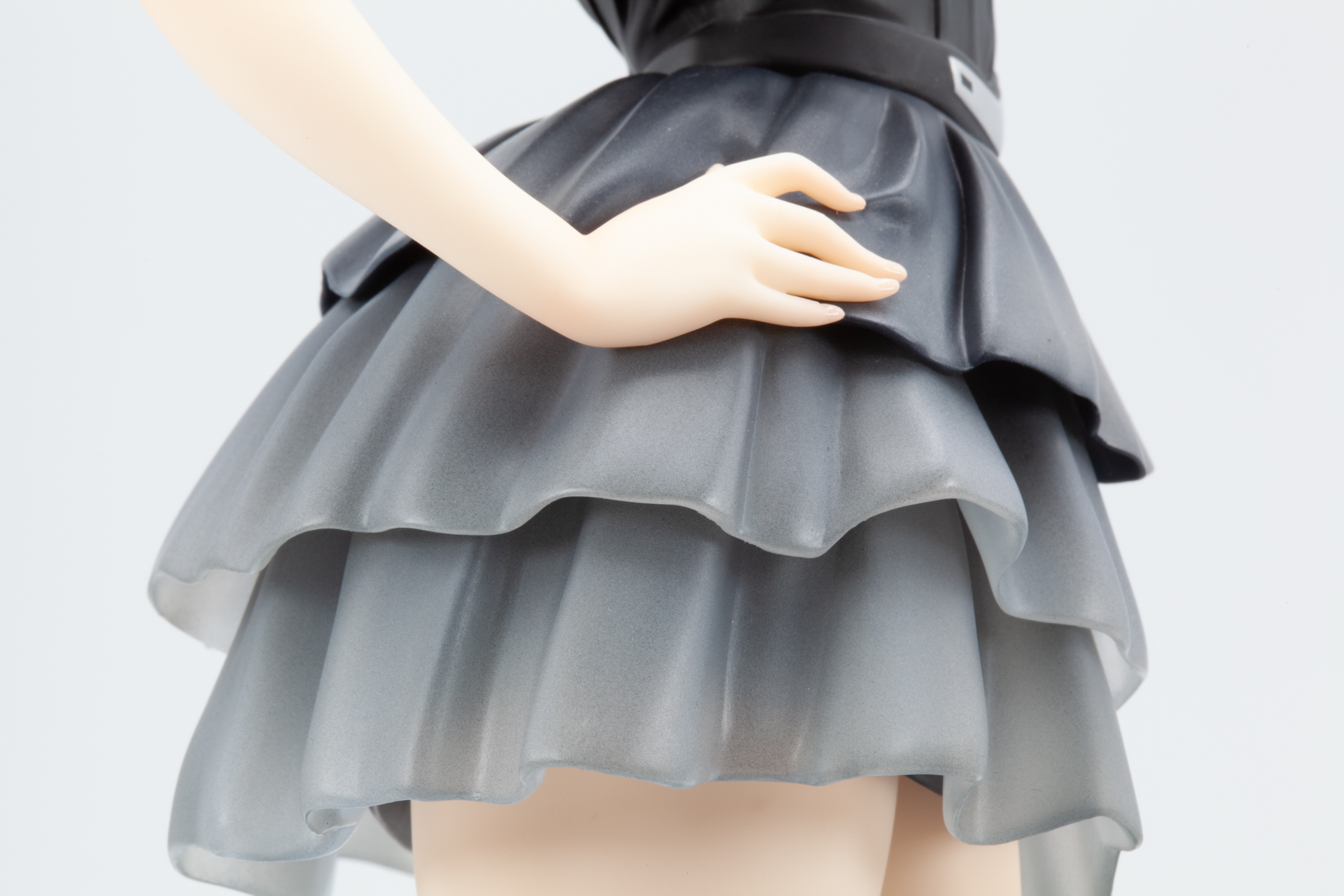 大きく広がるレースが衣装のボリュームを感じさせる