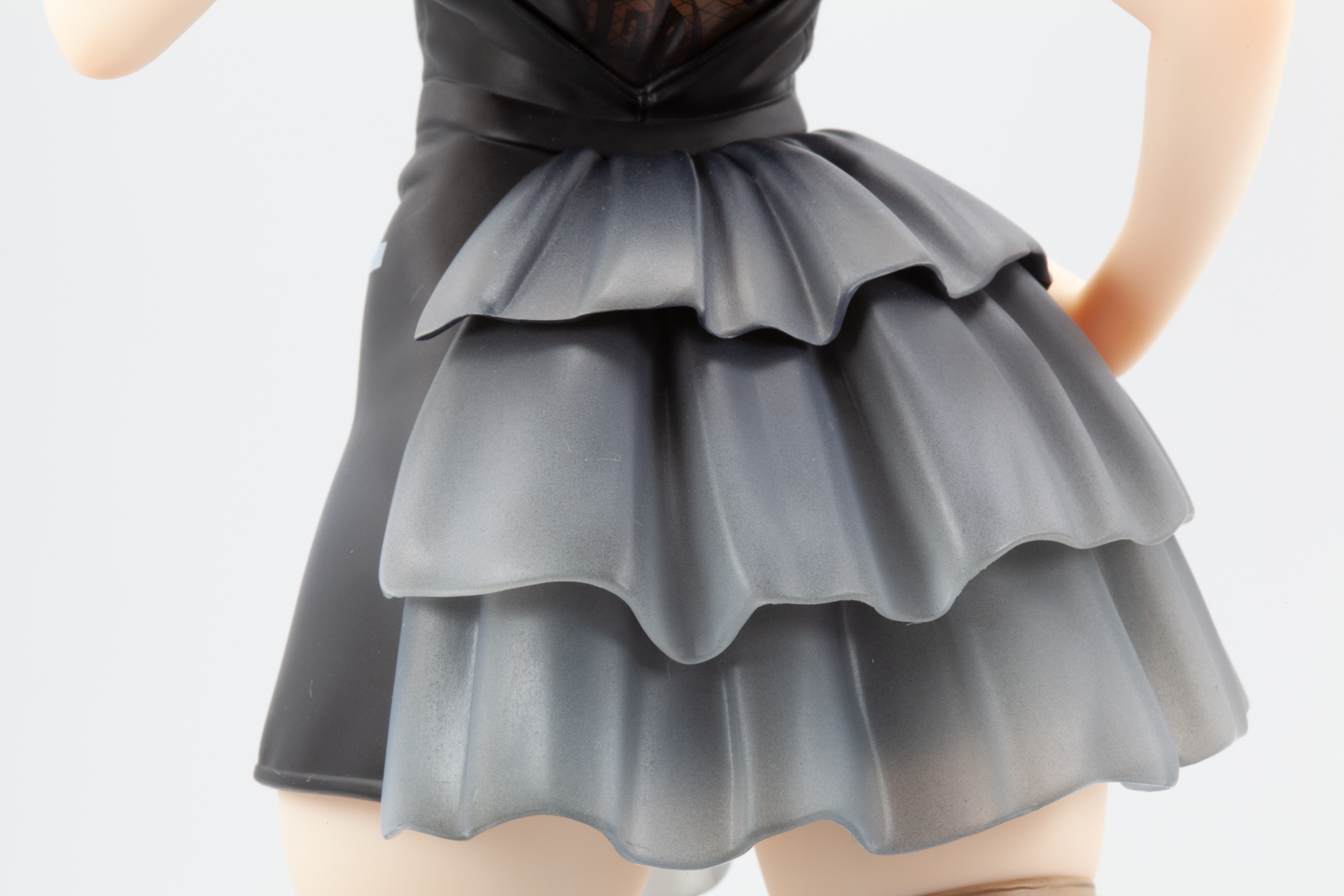 少し透明感のある黒色で裏のドレスや素肌が透けて見える様子がグッド