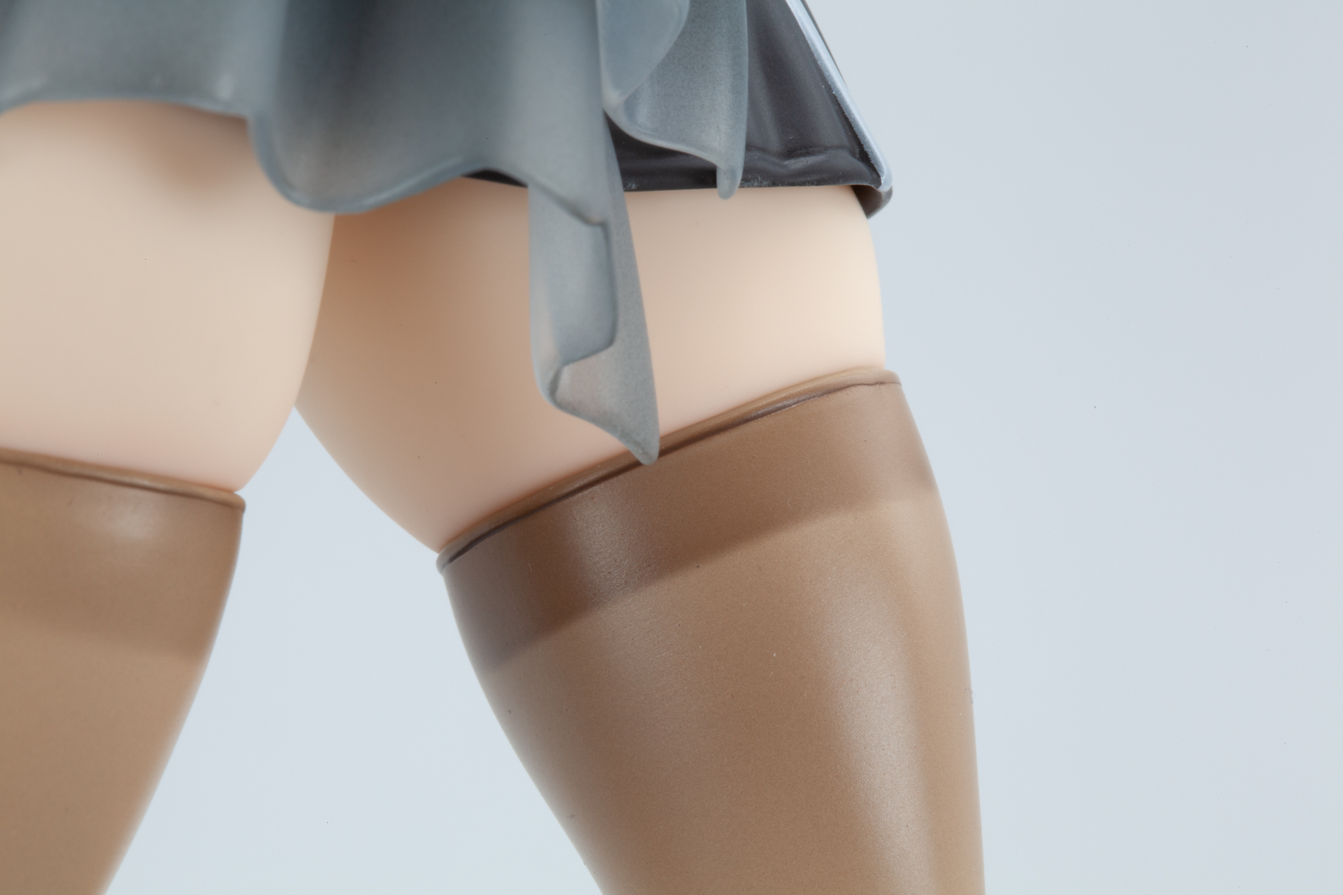 横から見るとタイツによって締め付けられた太ももがより分かる