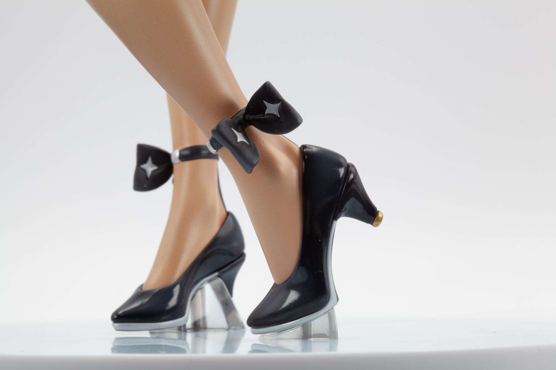 茶色のタイツと黒色のローヒールの組み合わせで足元もセクシー