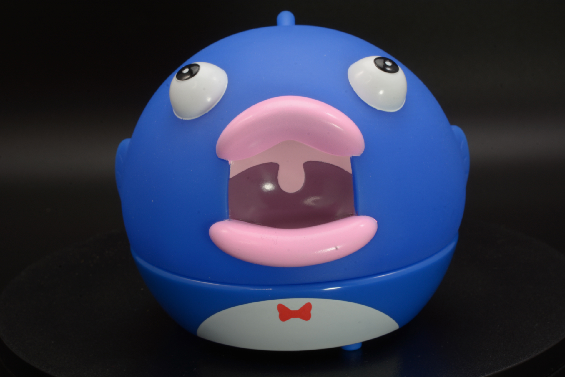 ぷくっとまん丸な正面、たらこ唇に飛び出た目玉と、キモカワデザインだ