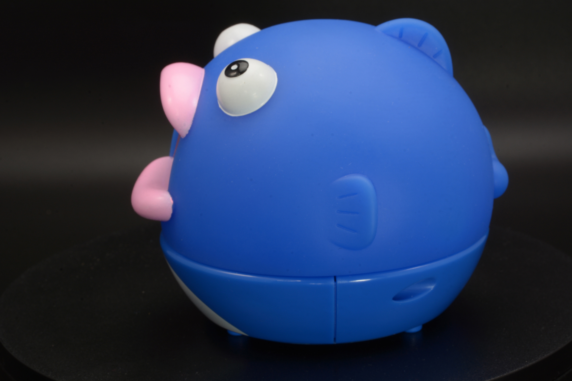 側面にはひれが造型されている