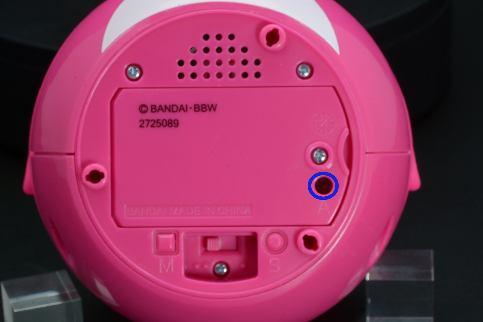 体の下部分は固い音声ユニットとなっている。底面には電池を収めるところも。青いマルのAネジで空気の調整を行う