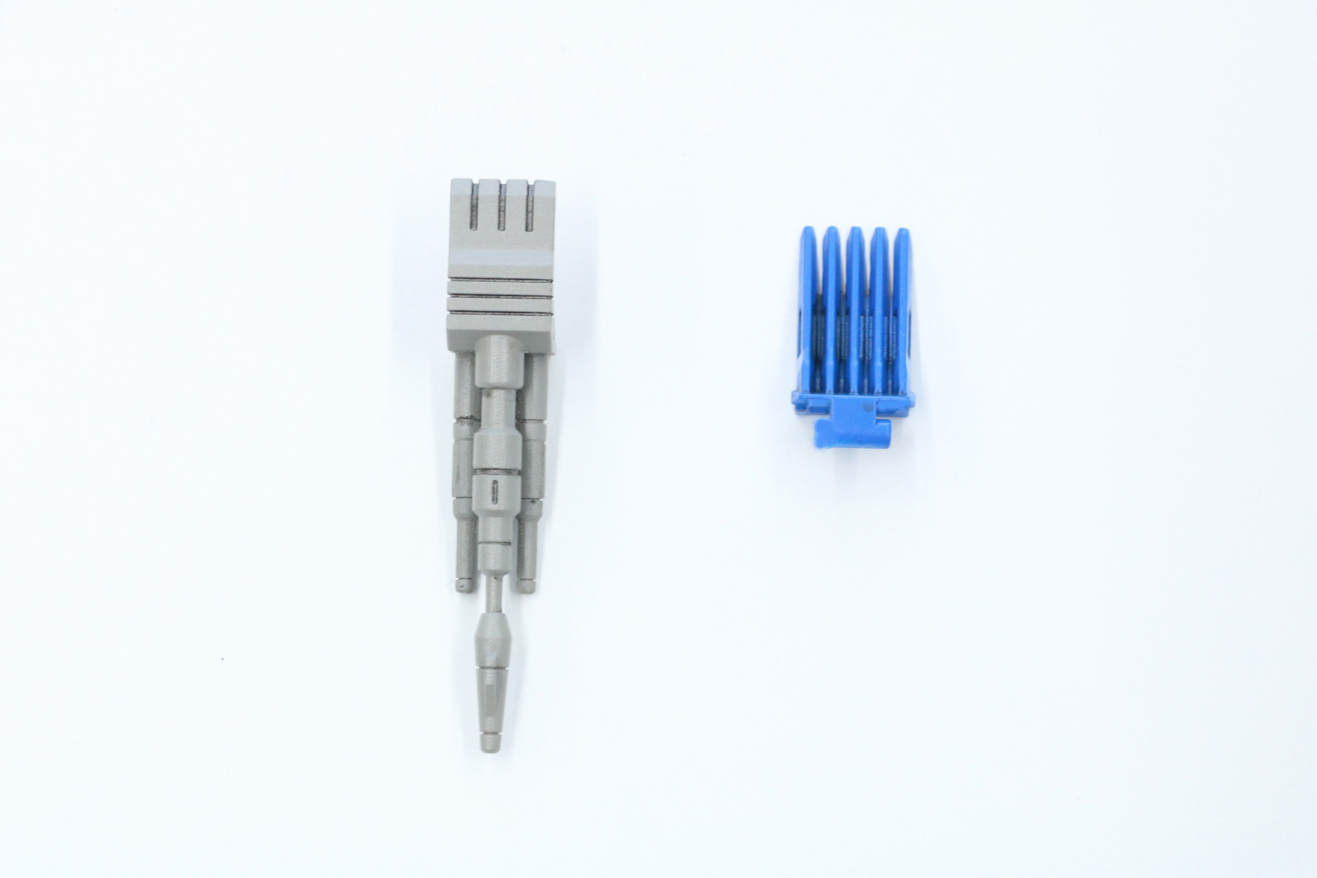 レイヴン専用機仕様の頭部レーザーガン（左）、バン専用機仕様の頭頂部のフィンパーツ（右）でアニメのデザインを再現できる