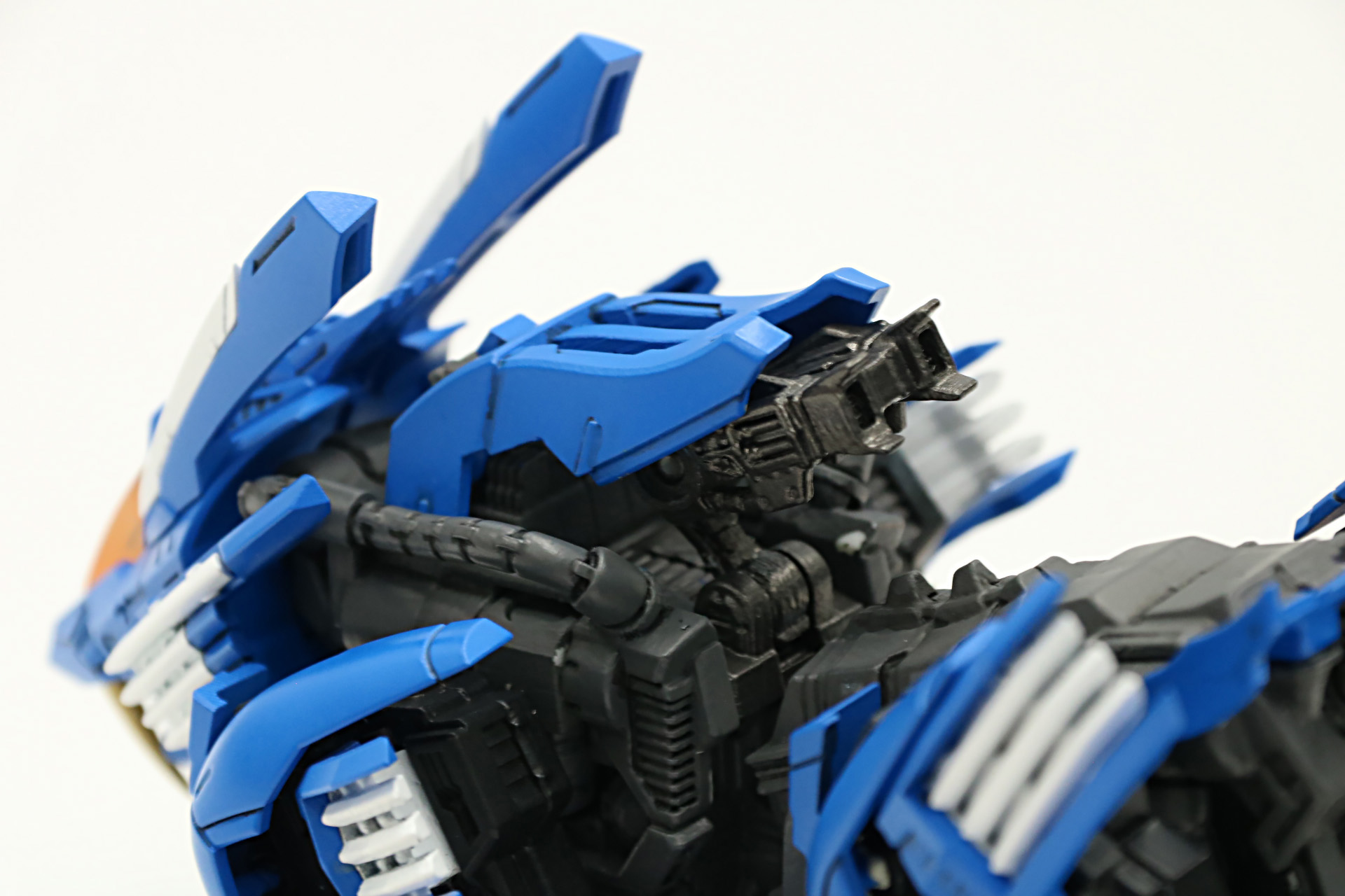 背部の加速ブースター展開など劇中のギミックを多数搭載