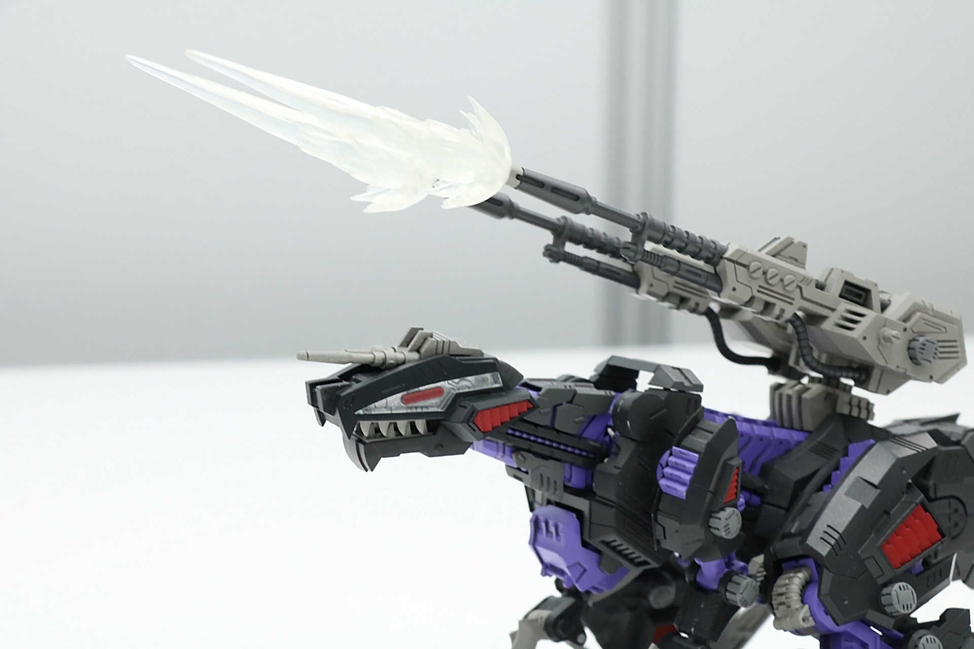 「ジェノザウラー」は背部のロングレンジパルスレーザーライフルの発射を表現したエフェクトパーツが付属