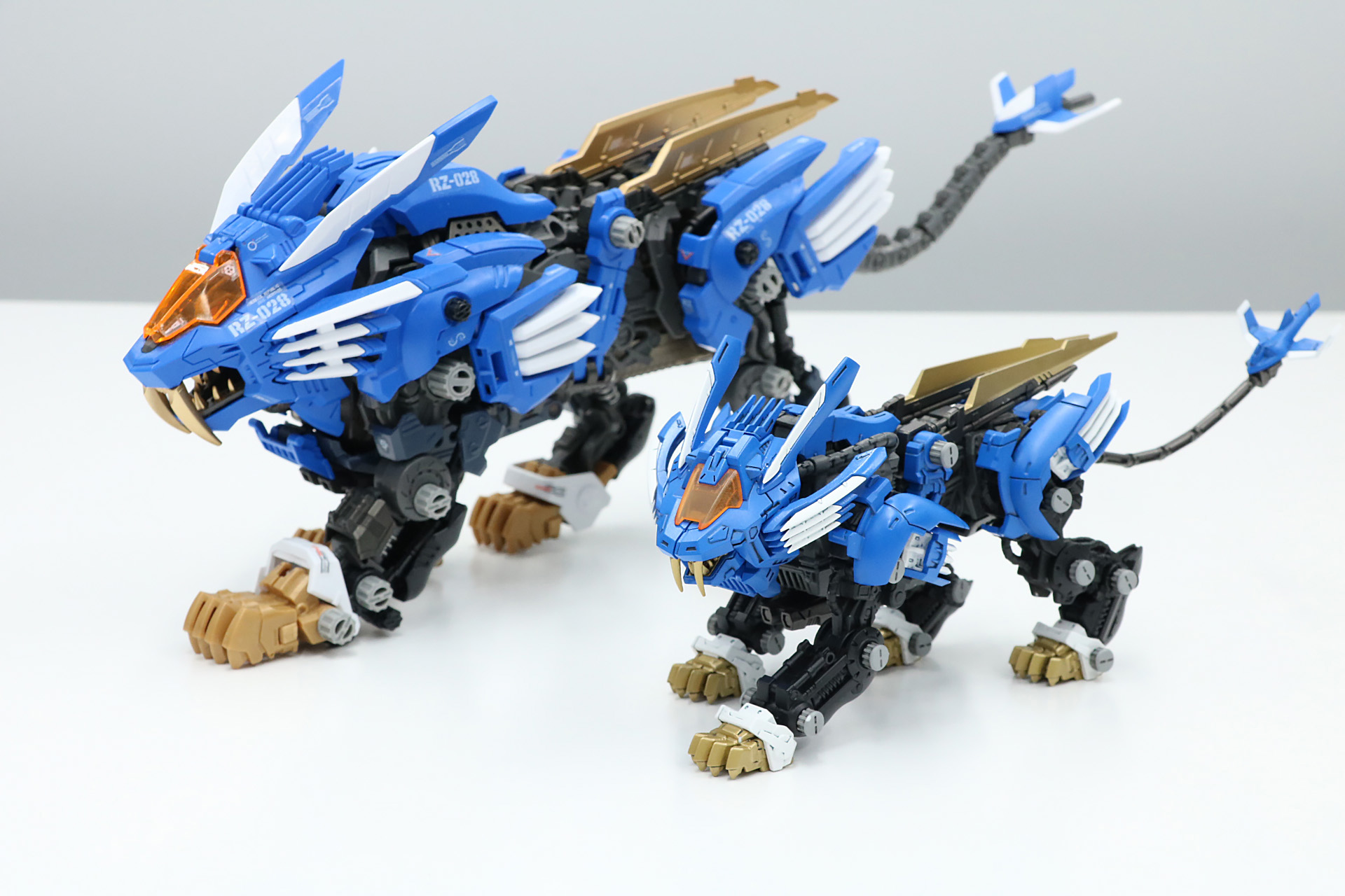 「AZ-01 ブレードライガー」（左）と「RMZ-001 ブレードライガー」（右）の比較