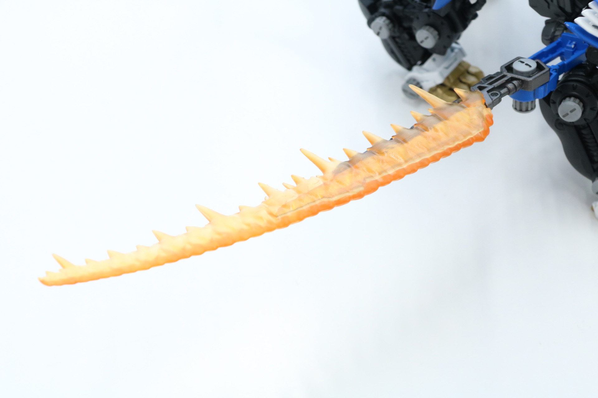 「ブレードライガー」を象徴するブレード展開に加え、「リアライズサポートパーツ」で迫力のブレードアタックを表現