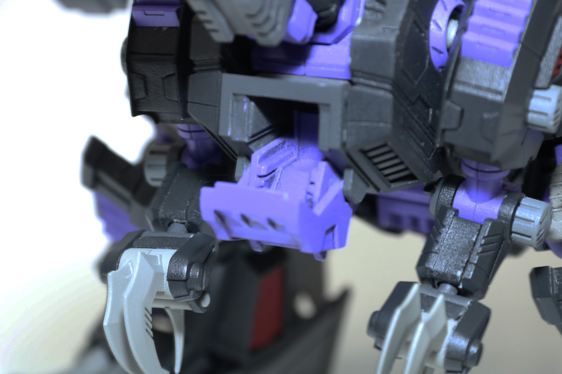 「RZM-02 ジェノザウラー」は胸部のコックピットハッチが開閉可能