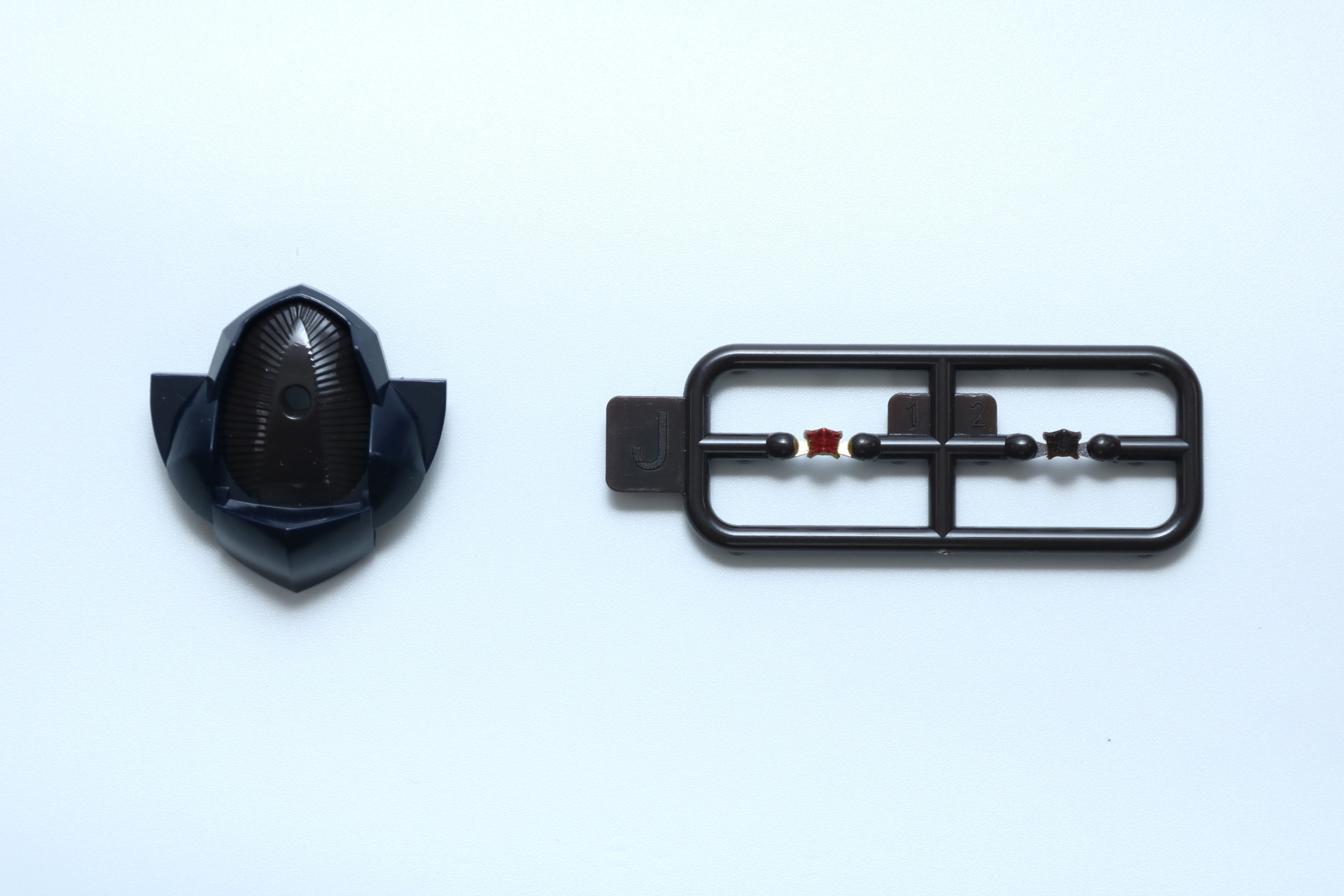 塗装済みパーツ（左）とJパーツ。Jパーツは塗装済みと成型色のフェイスパーツとなっている