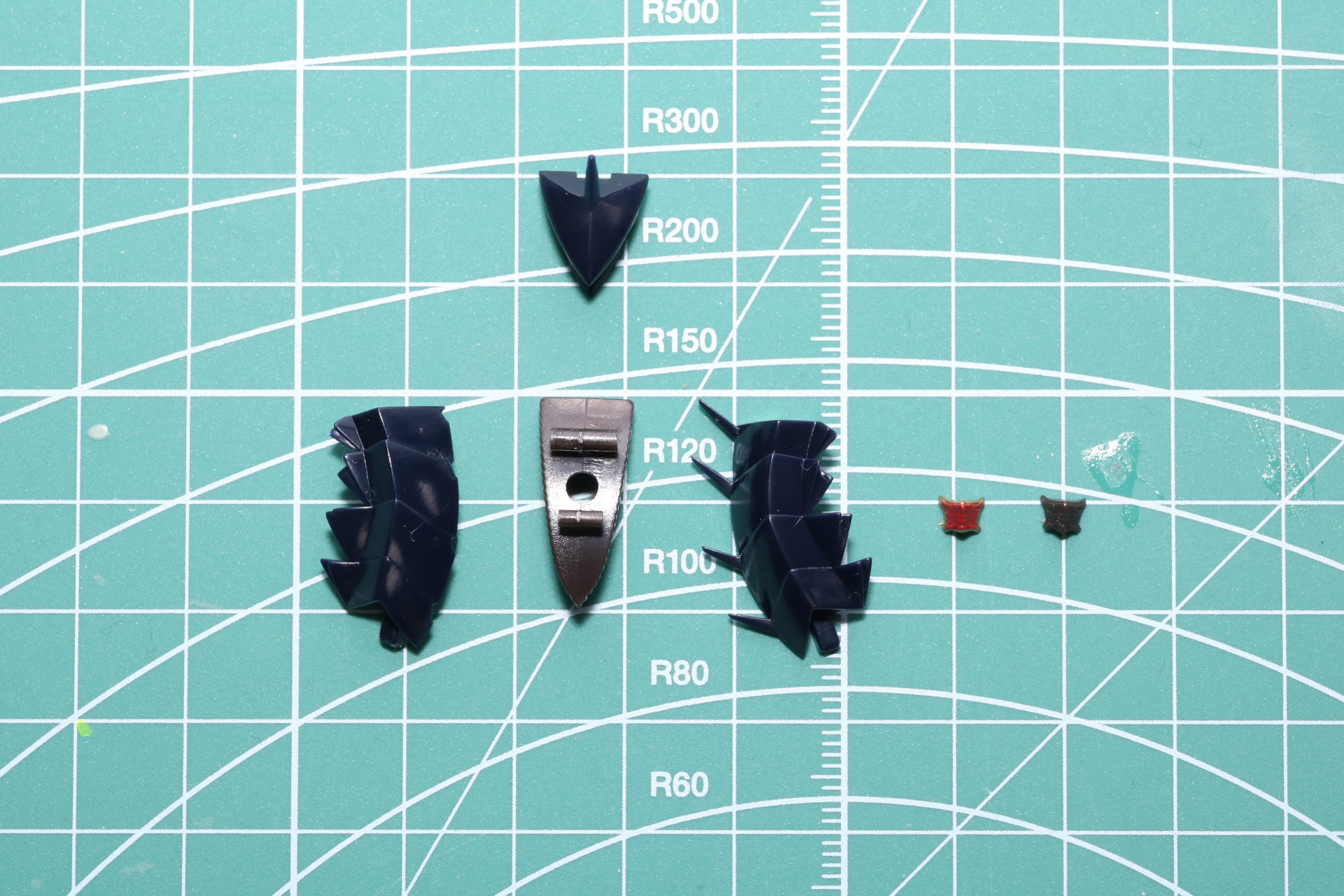 頭部は全体的に小さめの造形となっているため、フェイスパーツもかなり小さいので組み立ての際に注意が必要