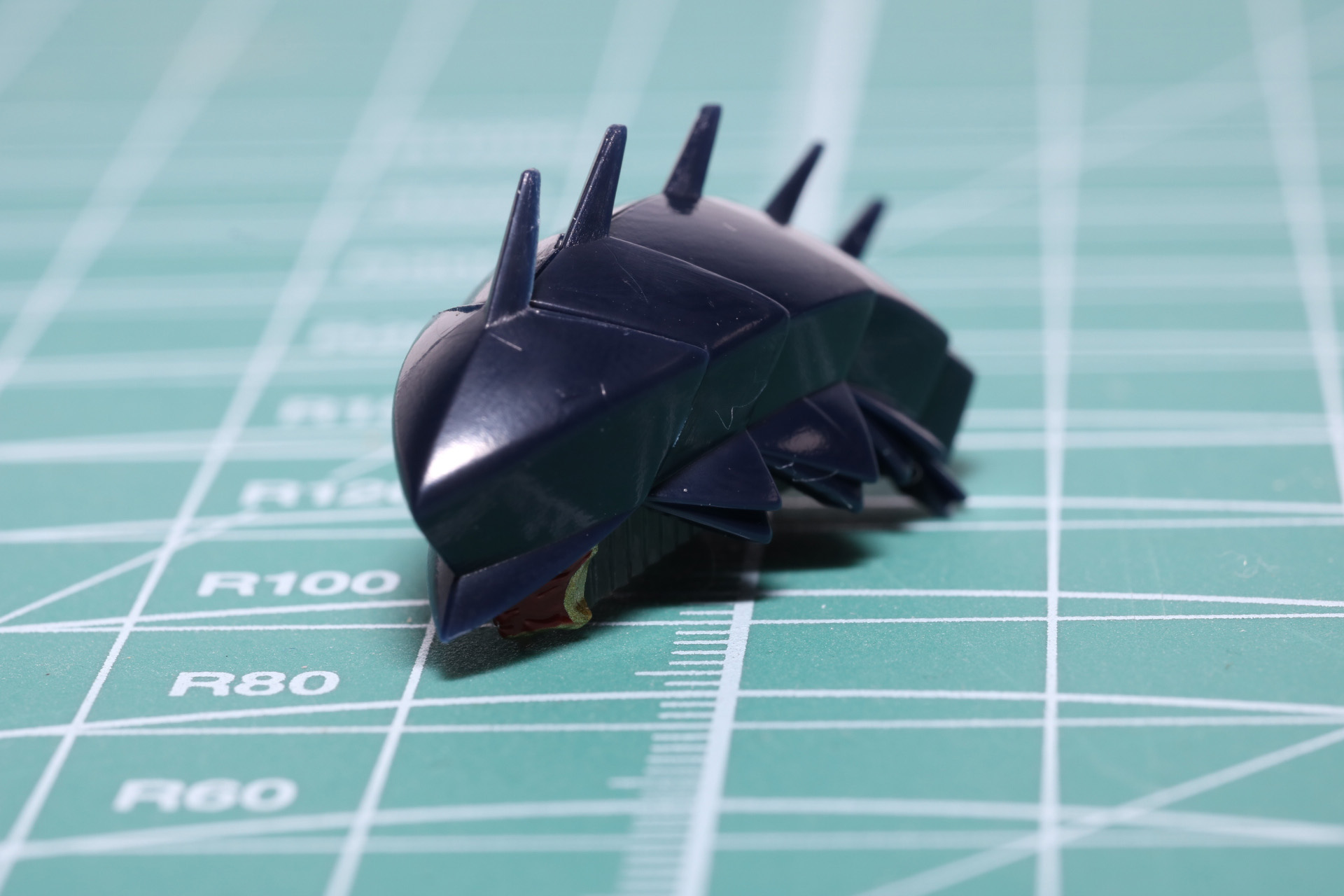 頭部は全体的に小さめの造形となっているため、フェイスパーツもかなり小さいので組み立ての際に注意が必要