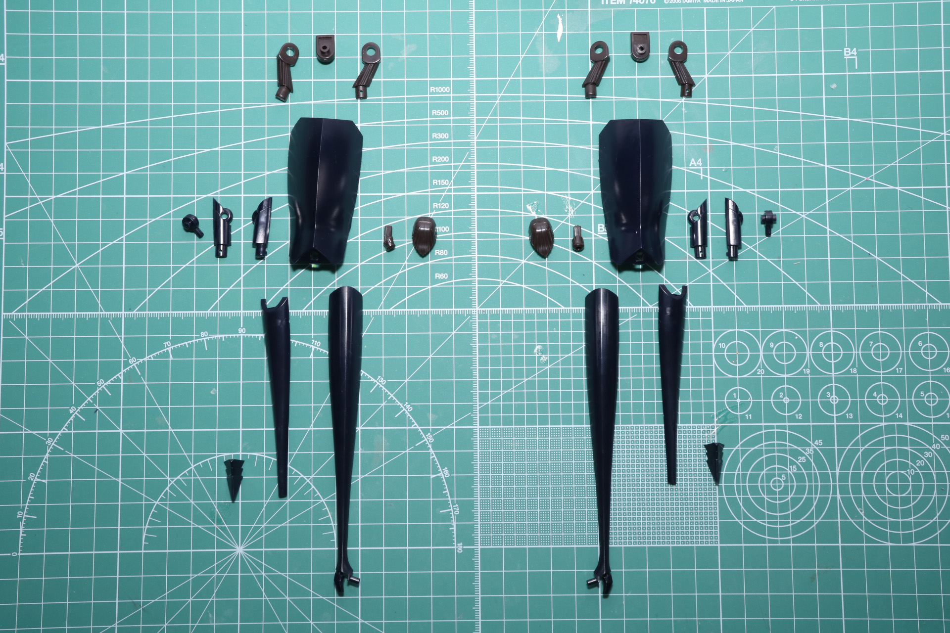 脚部パーツの組み立て