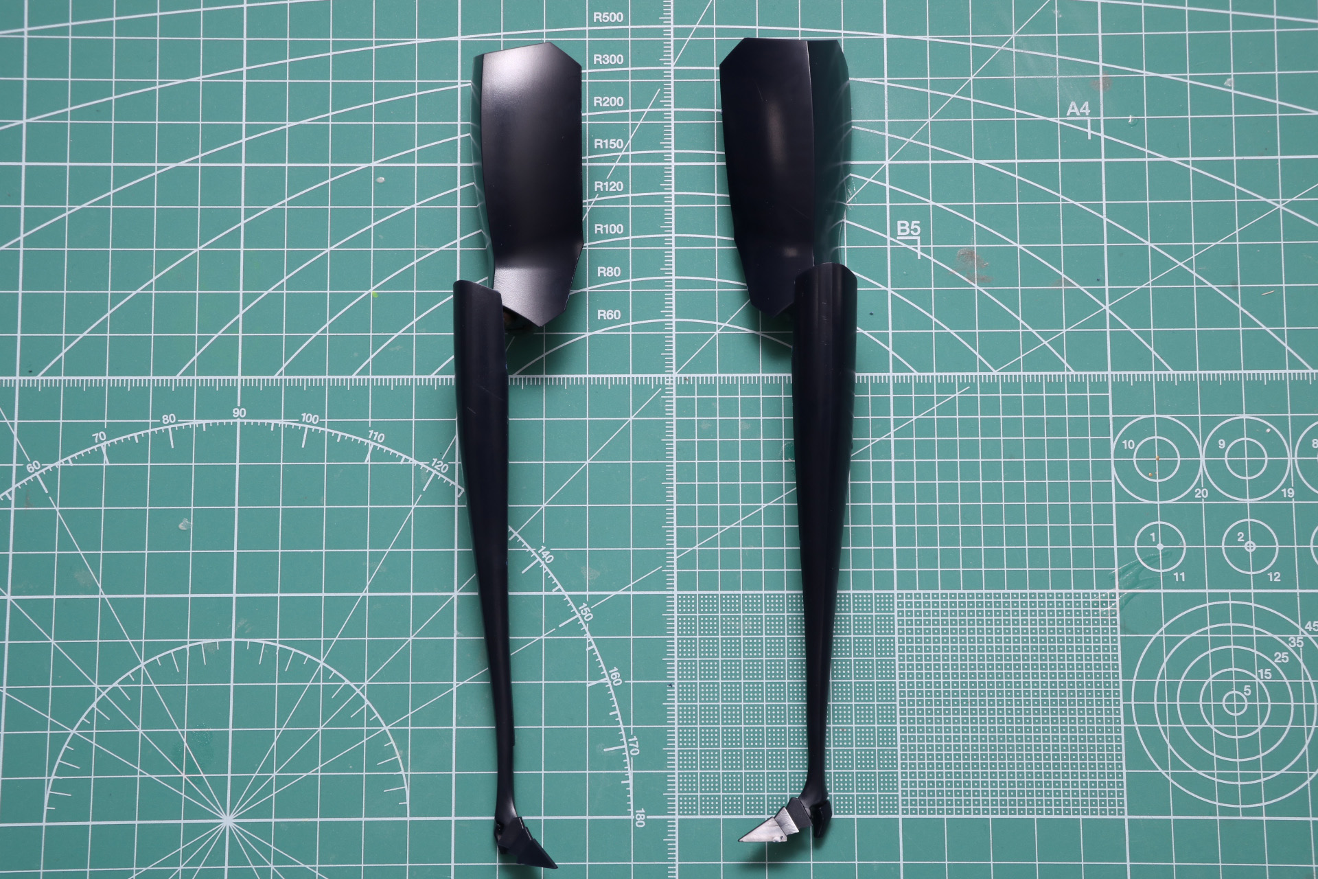 脚部パーツの組み立て