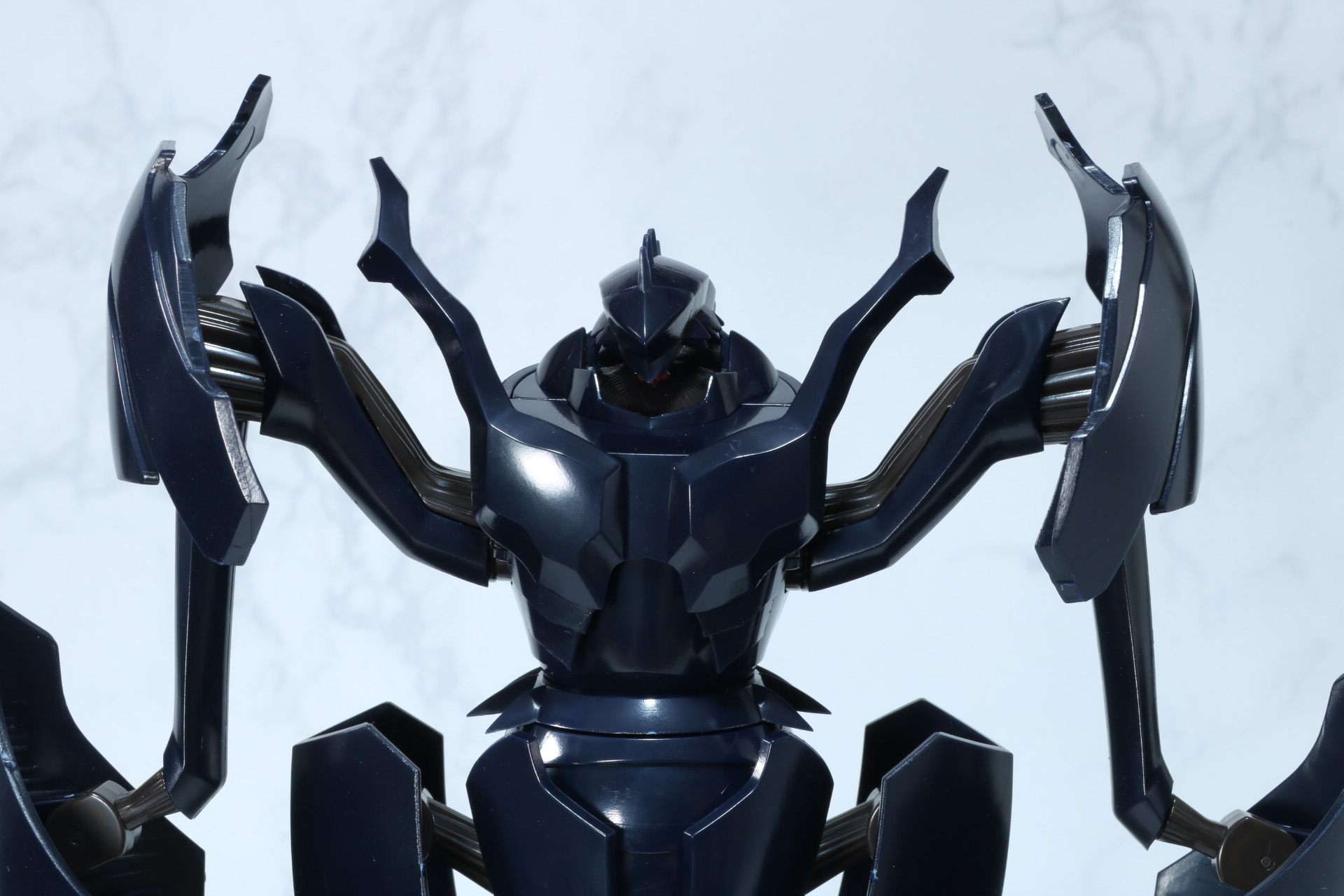 広い肩幅と独特の外殻デザイン、内部の積層造形も再現されている