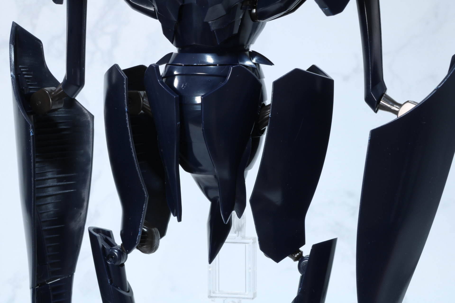 腰部は細めのシルエットが再現されている