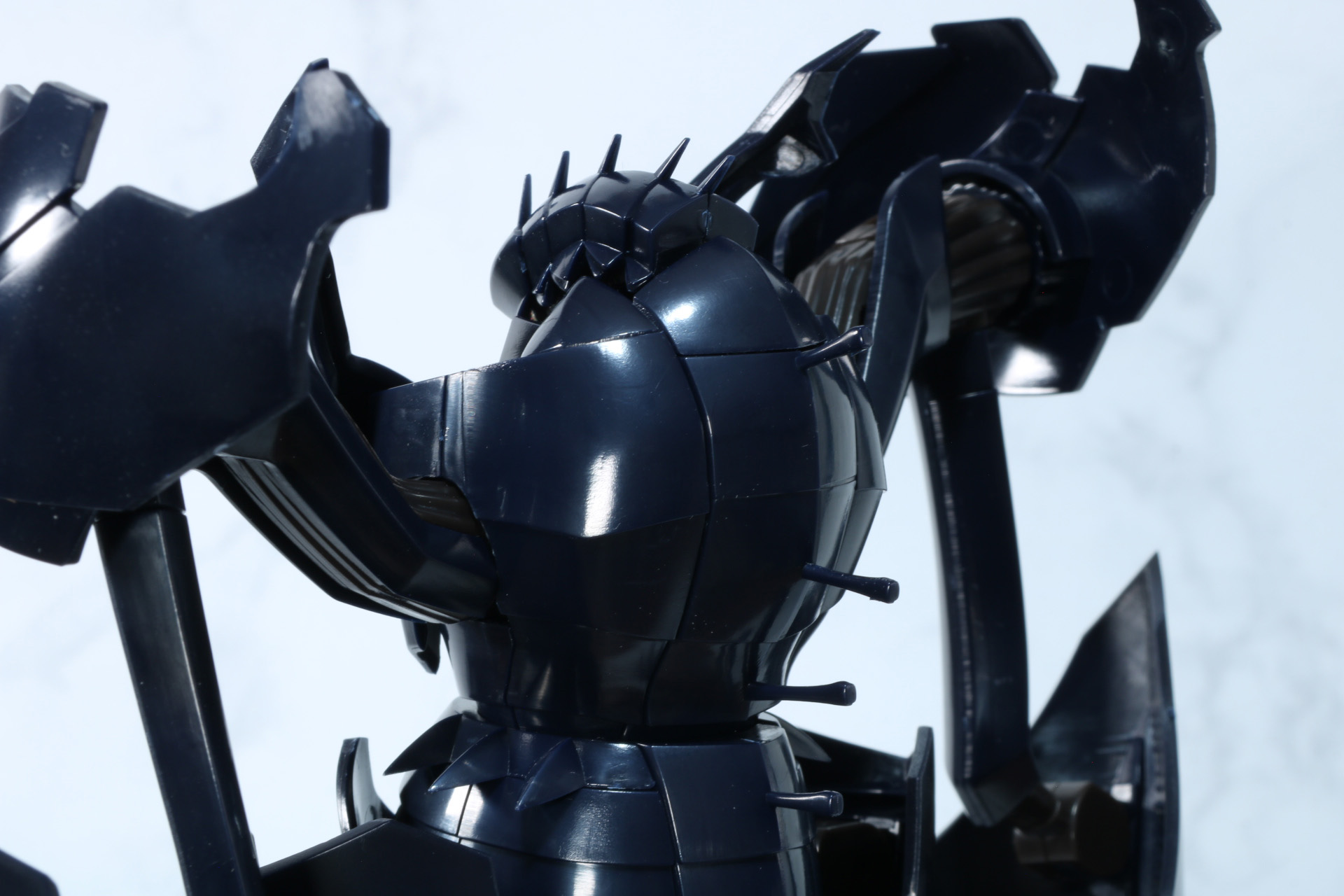 背中の触角造形や蛇腹デザインも表現されている