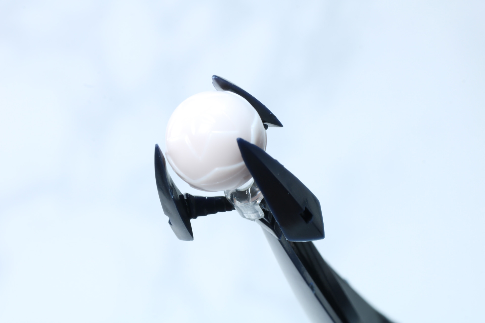 腕部先端部分を交換することで敵コックピットを持った状態も表現できる