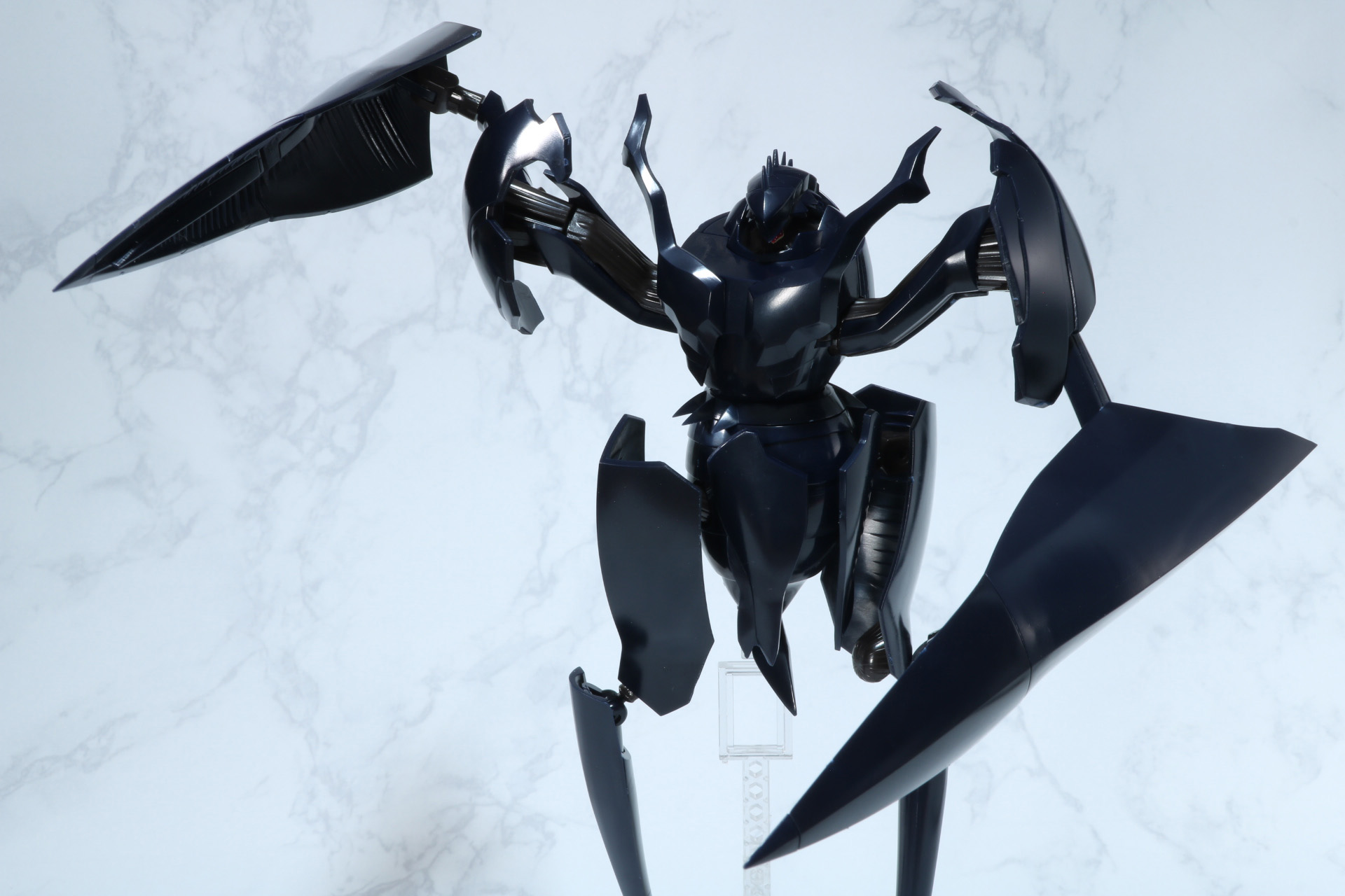 巨大な腕を振るいあげる