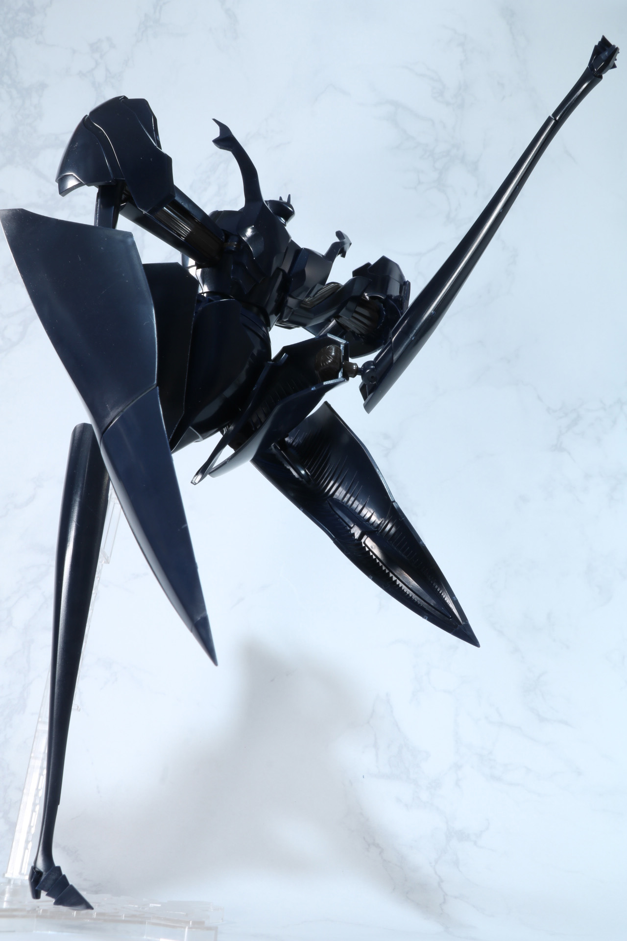 腕部の先端を切り離して殴り掛かる