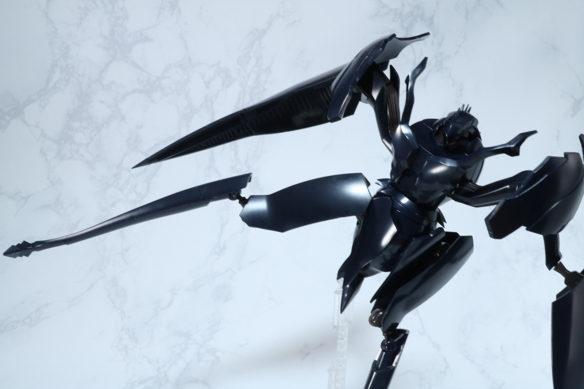 腕部の先端を切り離して殴り掛かる