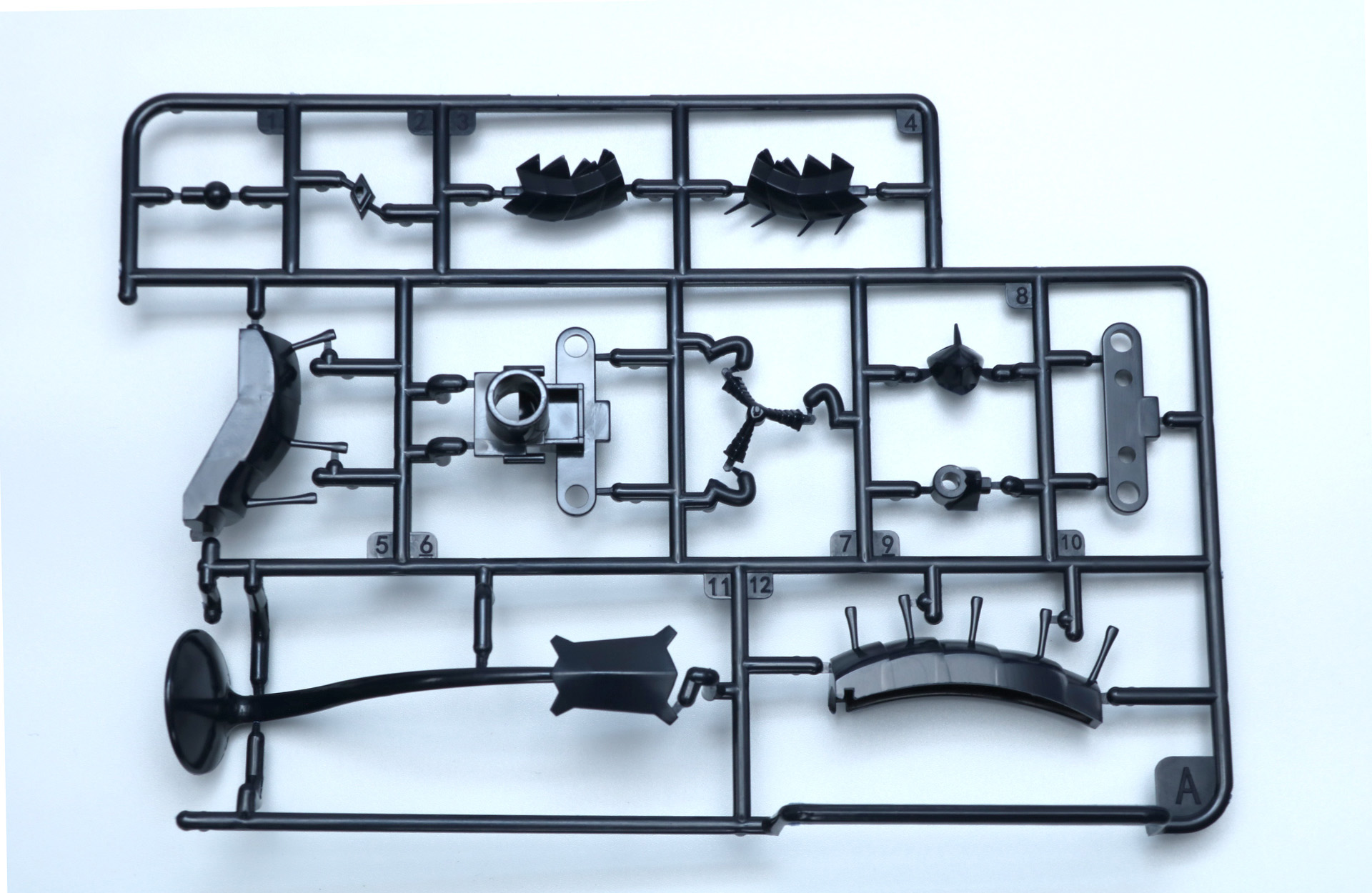 Aパーツ。青味の入ったブラックの成型色