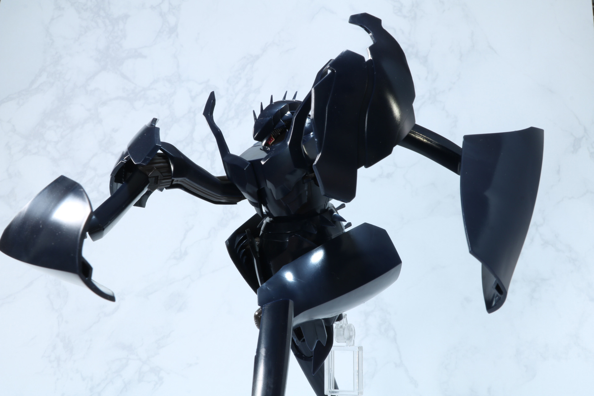 腕部の先端を切り離して殴り掛かる