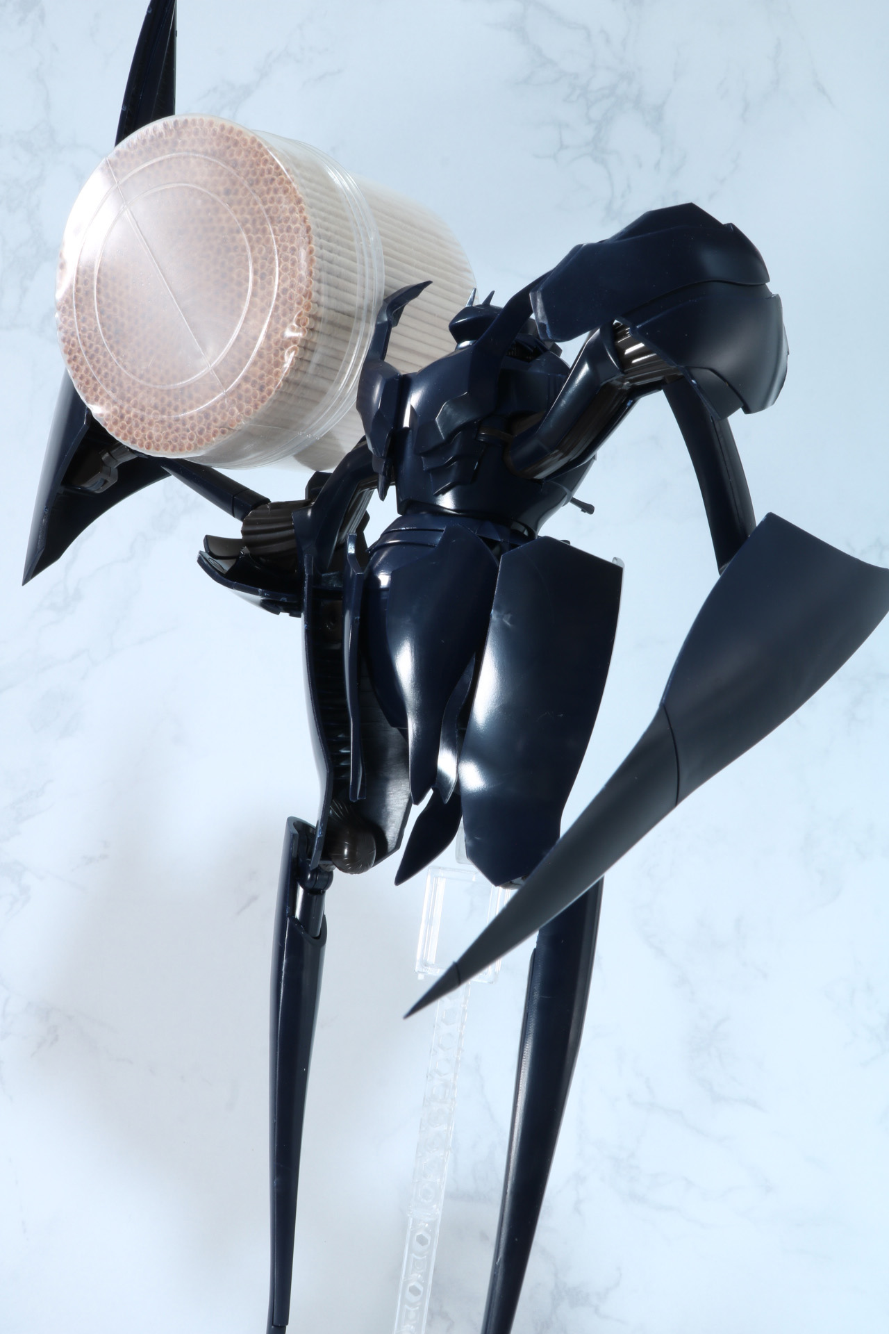 「ドラム」戦での敵を担いだ姿をつまようじの容器を使って表現