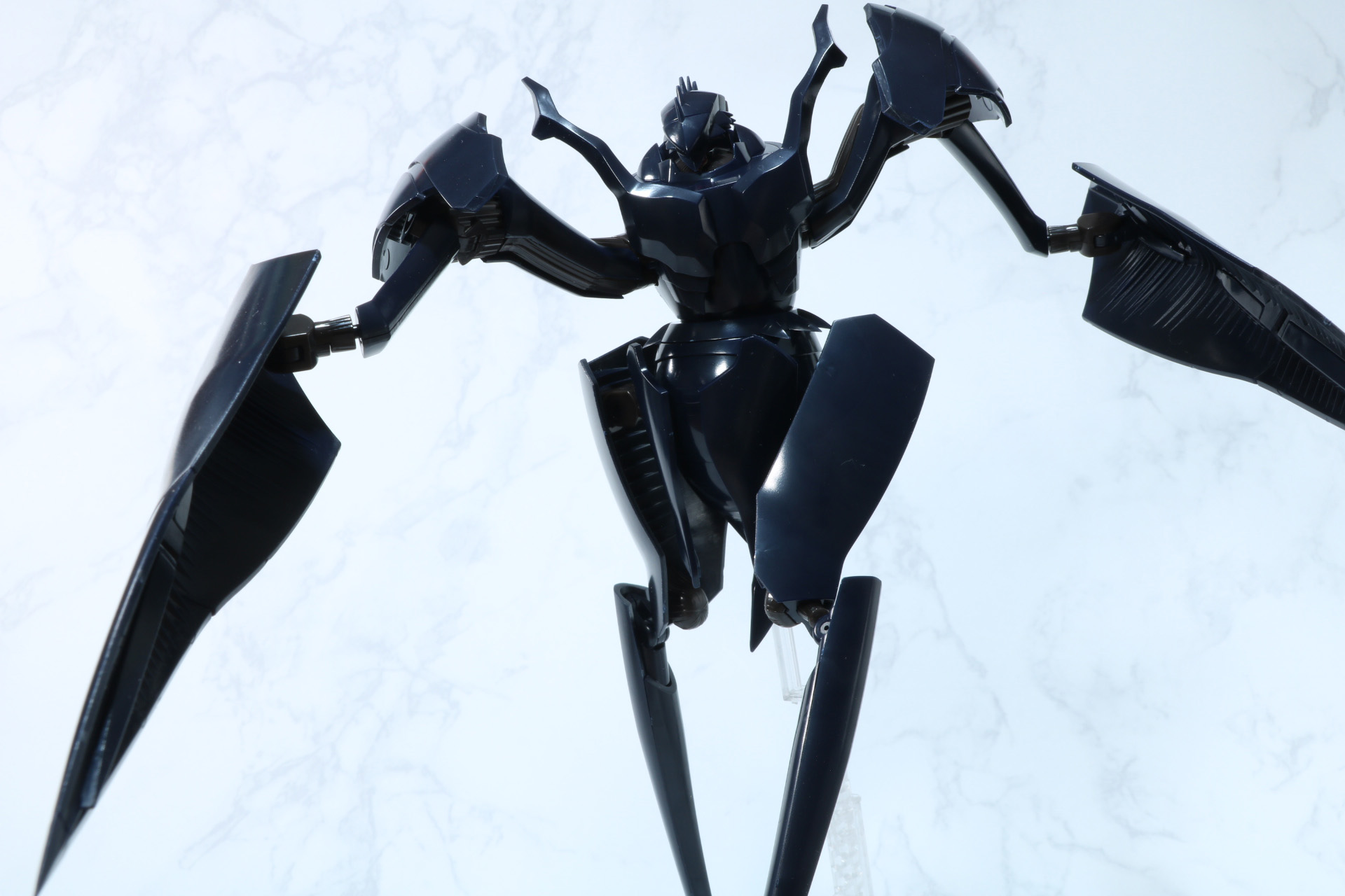 敵コックピットを手にした印象的なシーン