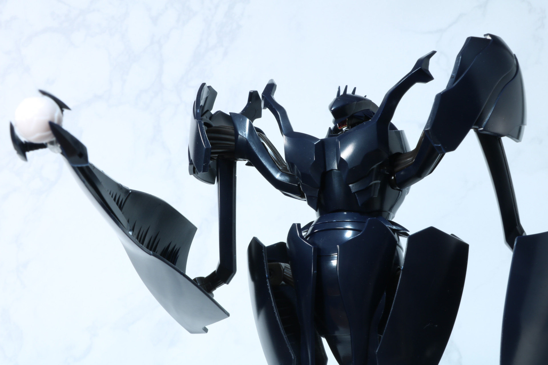 敵コックピットを手にした印象的なシーン