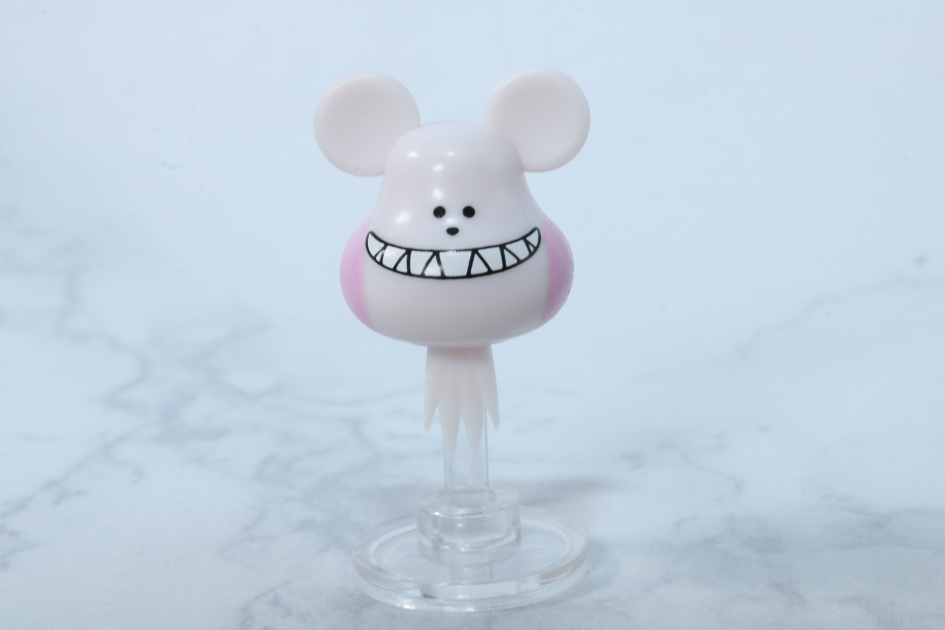 塗装済みパーツで劇中の笑った表情や背面の模様も再現されている