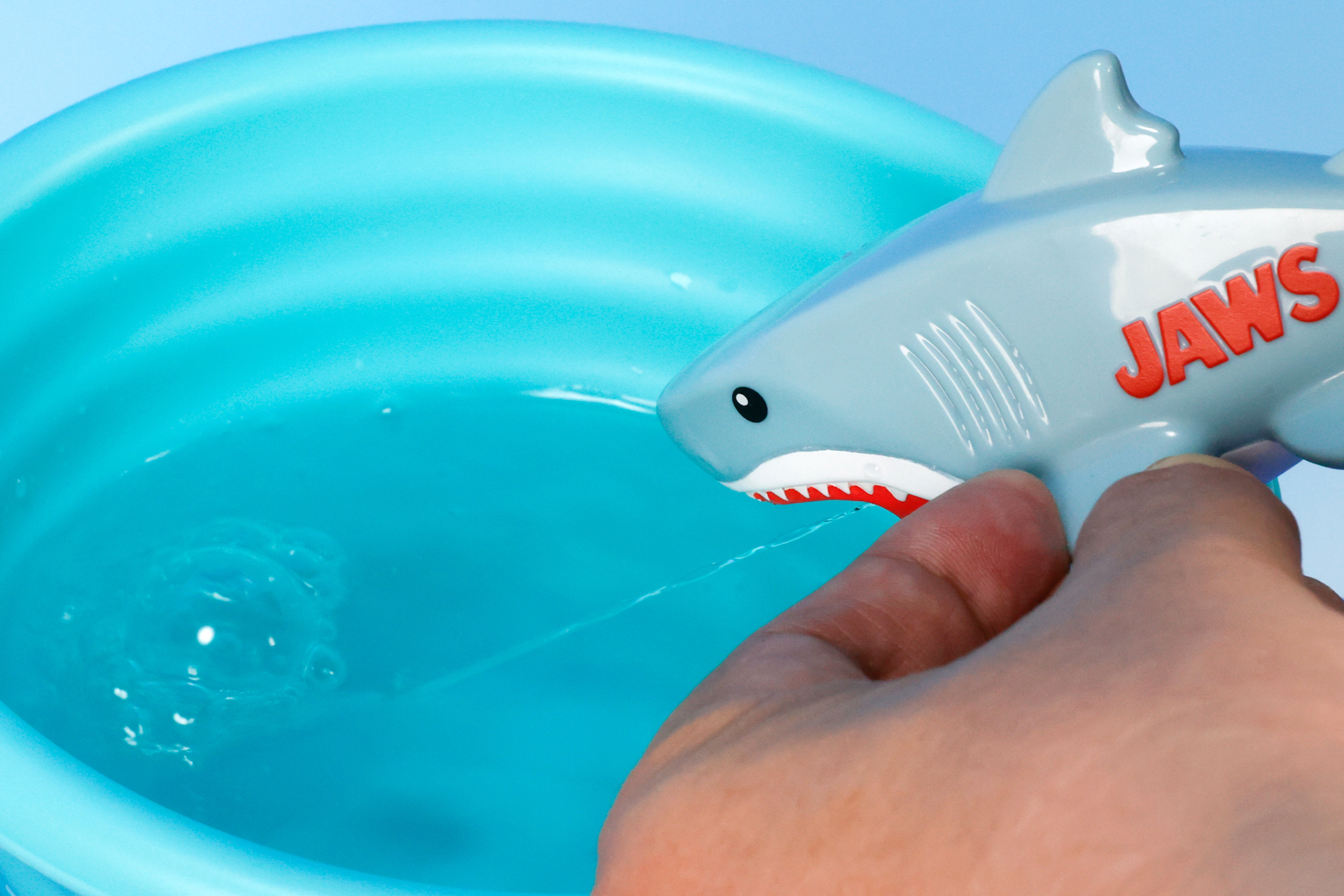 しっぽを押すと水が飛び出る