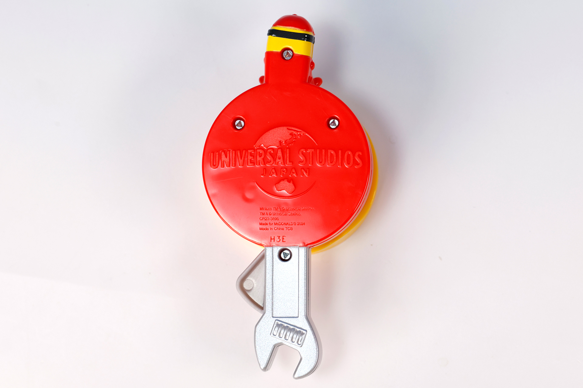 背面にはUSJのロゴが描かれている