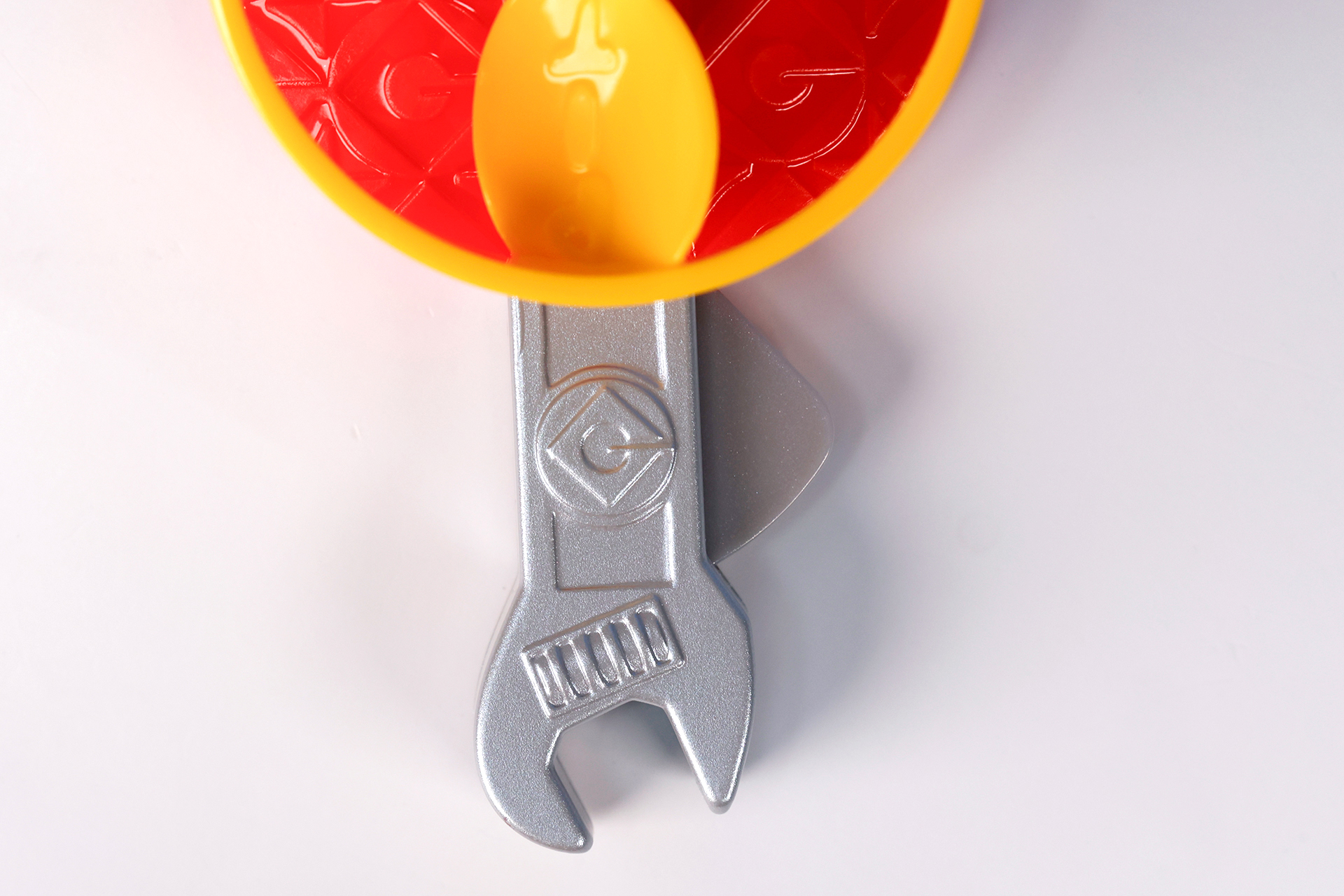 スパナの出っ張り部分がプロペラを回すためのボタンになっている