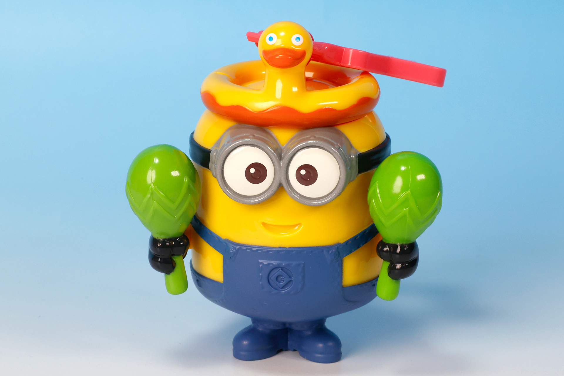 頭にアヒルの浮き輪が乗っかっているなど、楽しそうな雰囲気だ