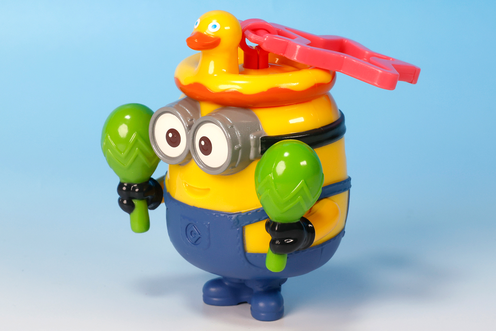 両手にはマラカスを持っている