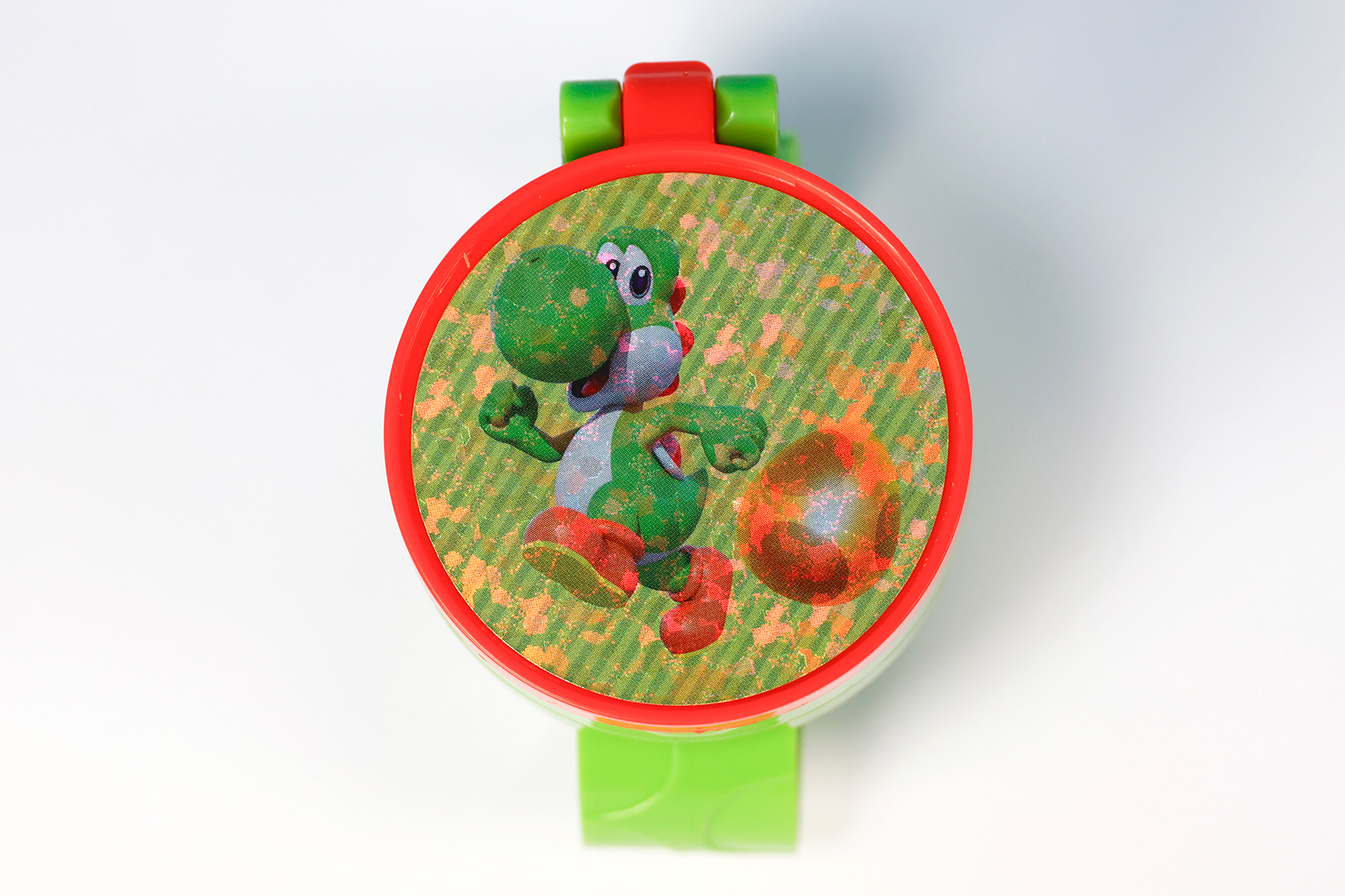 ブレスレットのふたの部分にはヨッシーが描かれている