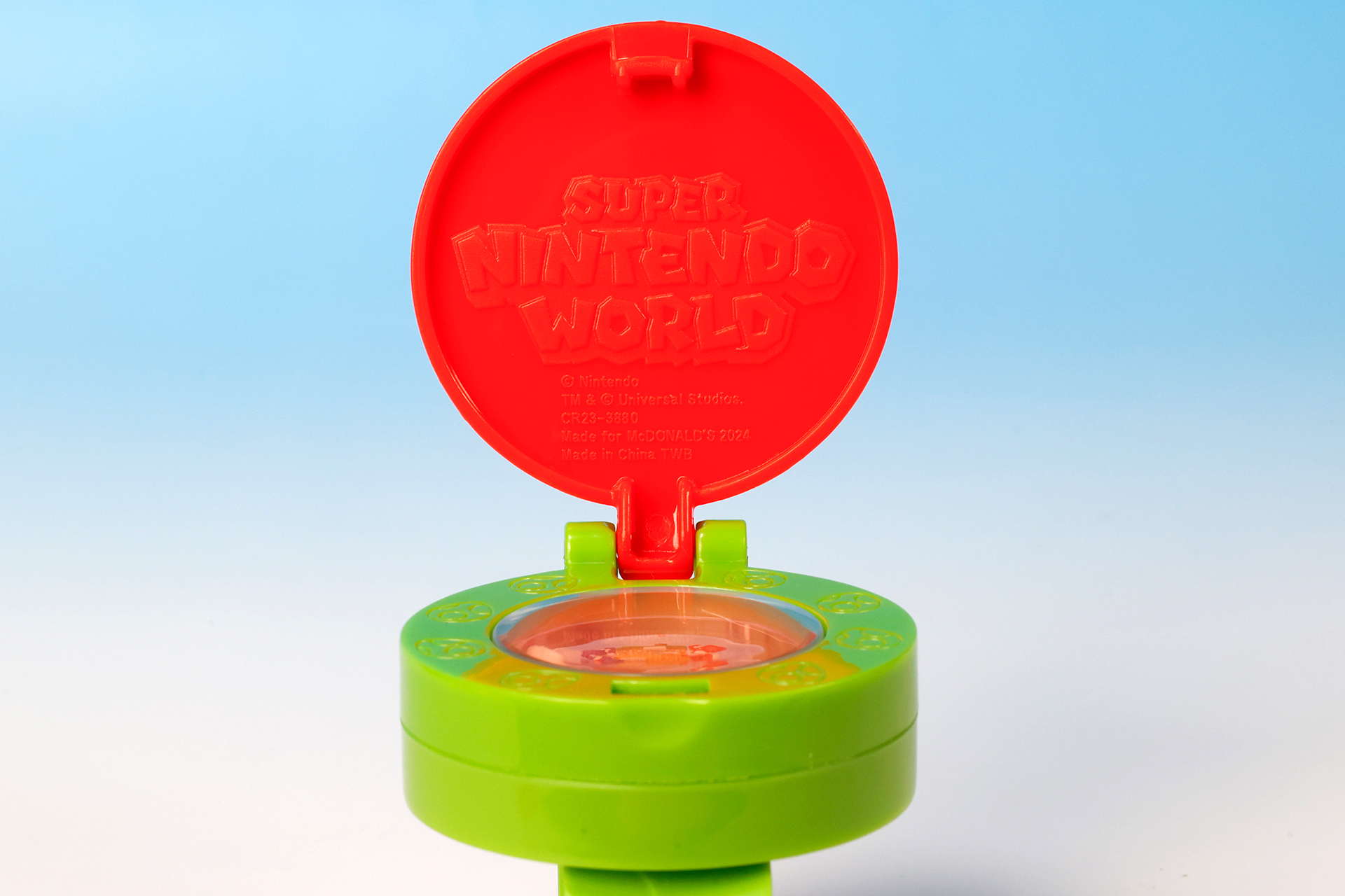 ふたにも「スーパー･ニンテンドー・ワールド」のロゴか描かれている