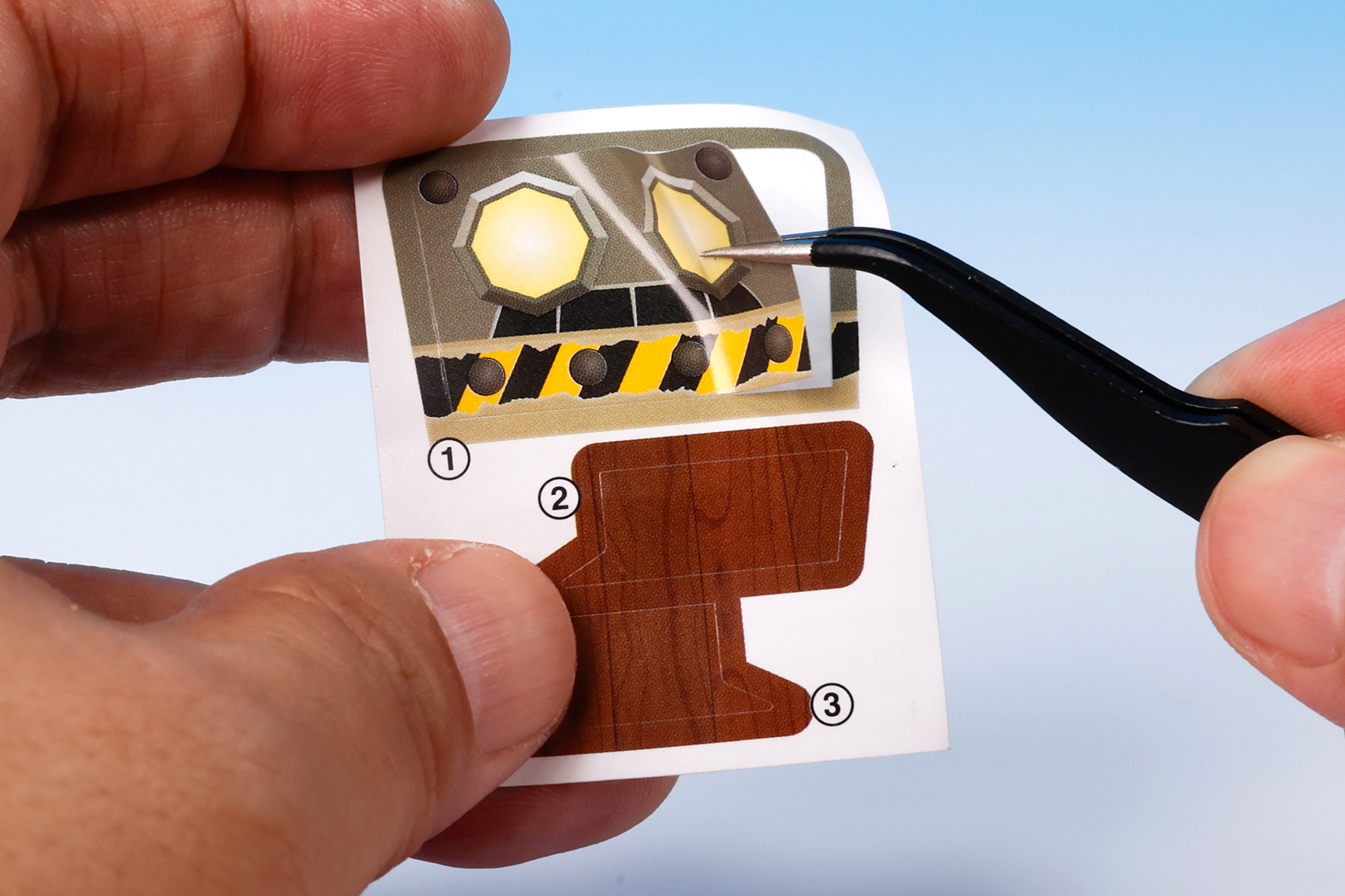 ピンセットなどを使うと貼りやすい