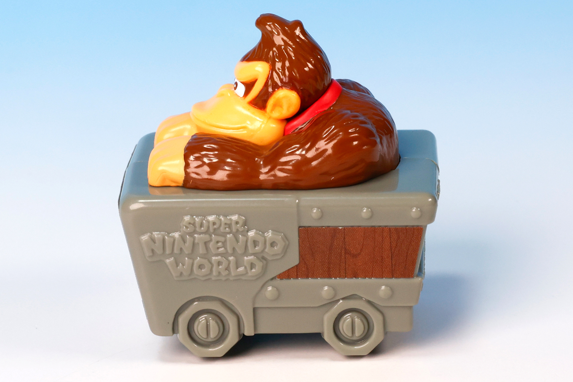 トロッコには「スーパー・ニンテンドー・ワールド」のロゴか描かれている