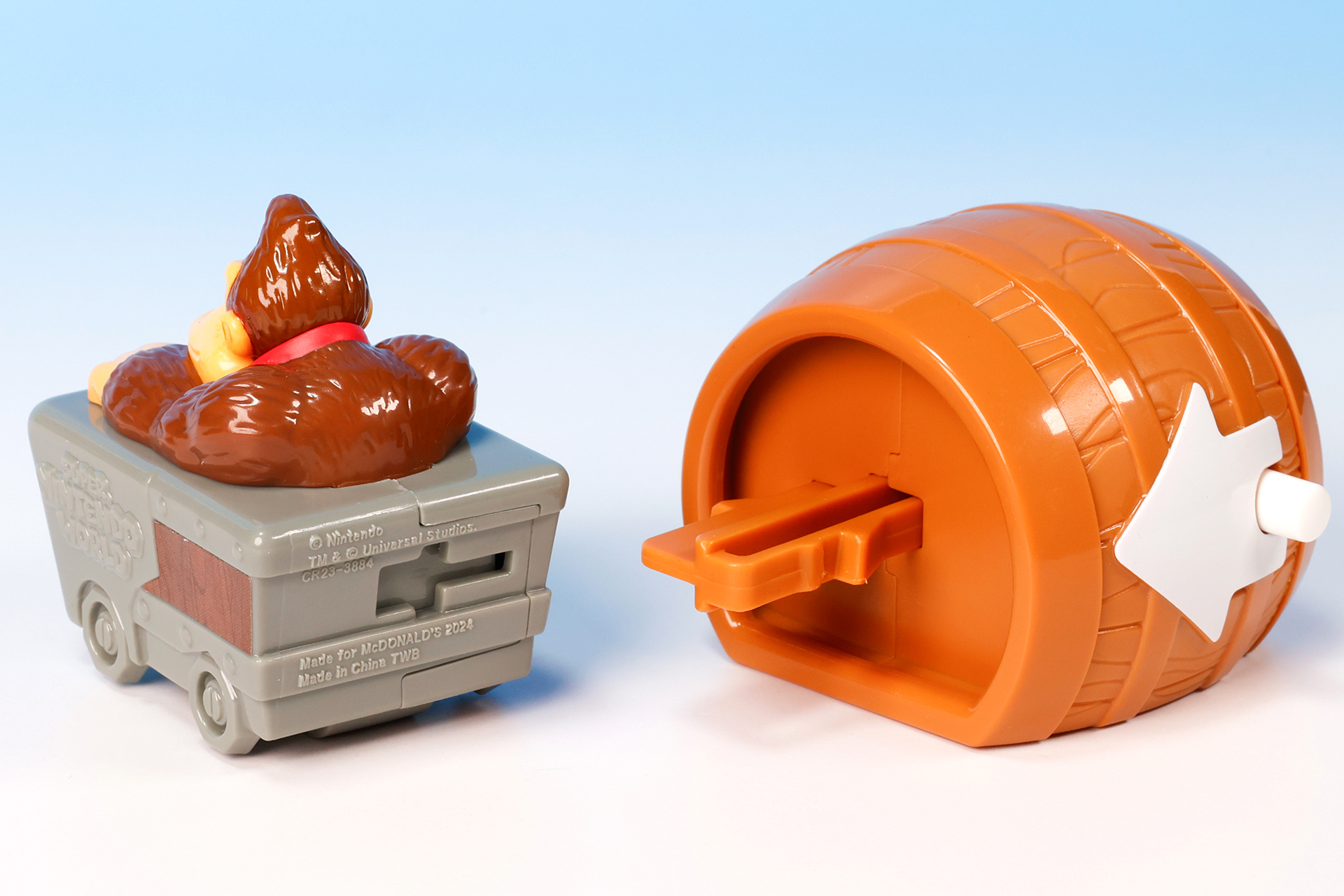 トロッコの背面と樽が取り付けられるようになっている