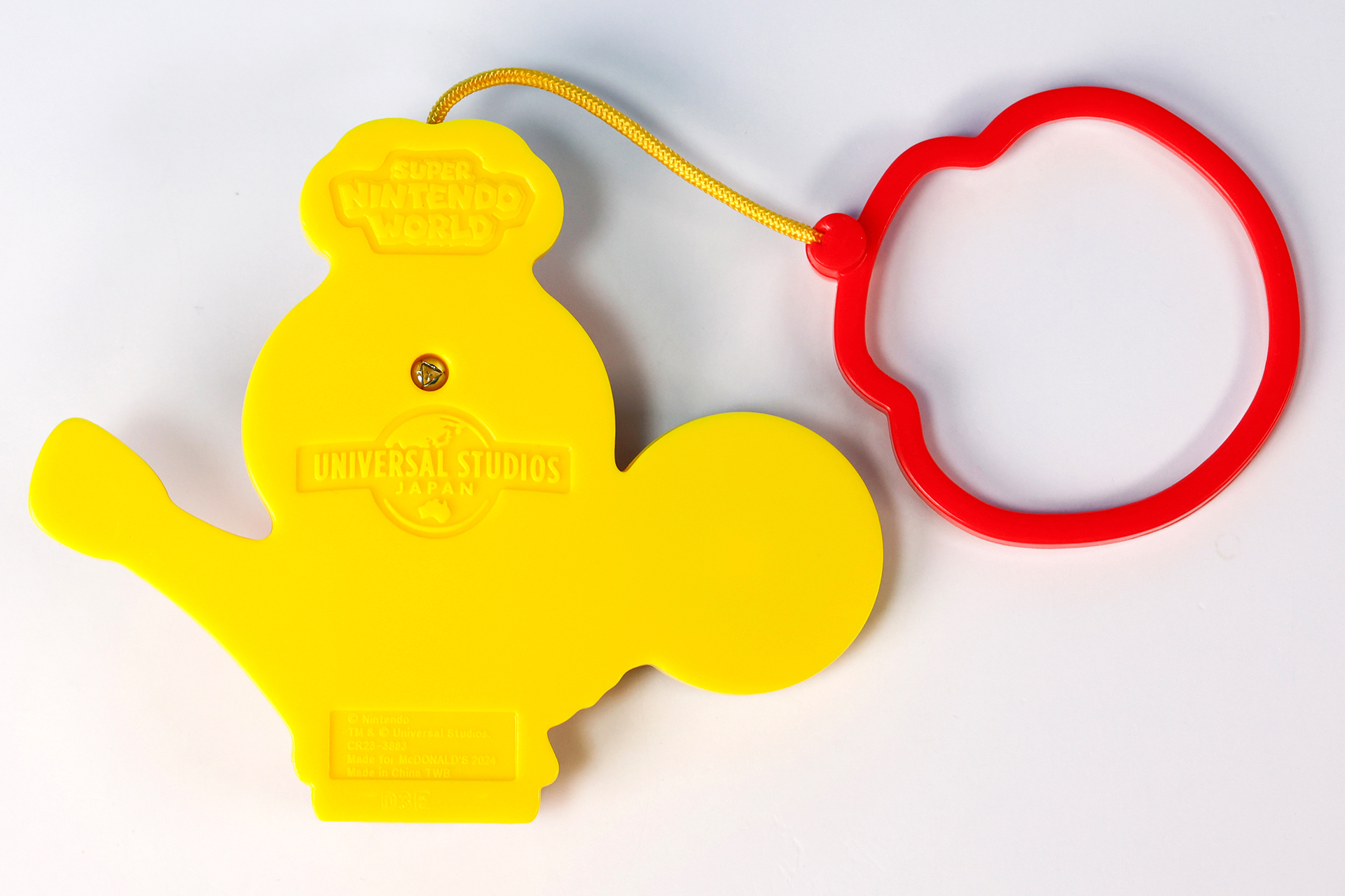 背面側はロゴ以外はすっきりとしたデザインだ