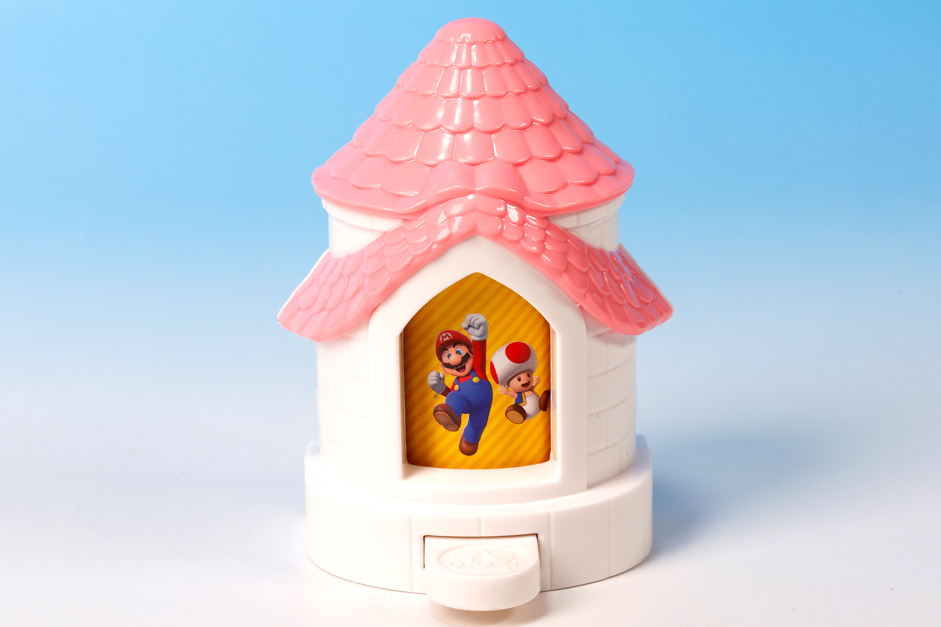 ピーチ城の中に、マリオたちが描かれている