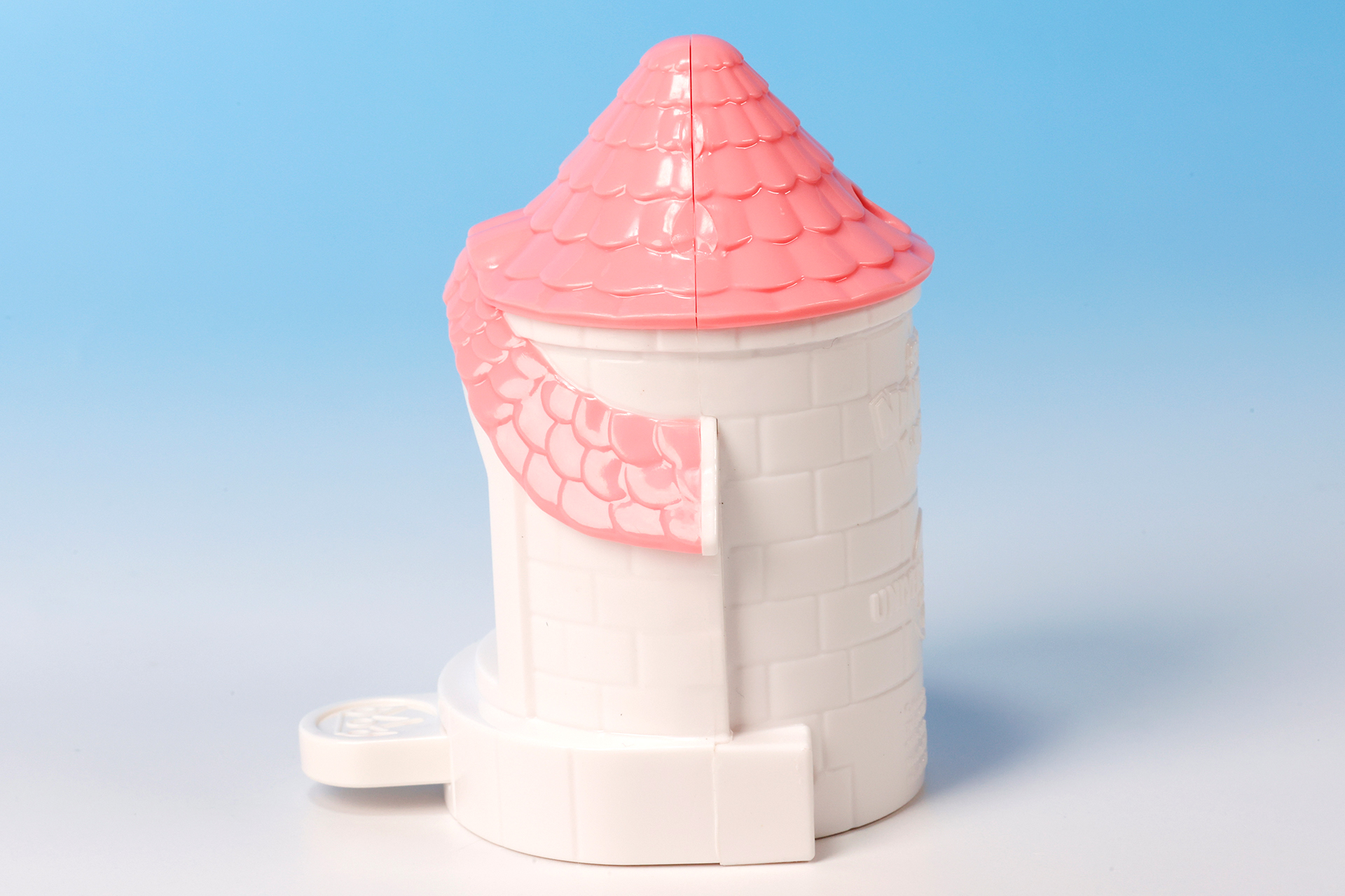 白いレンガにピンクの屋根が印象的だ