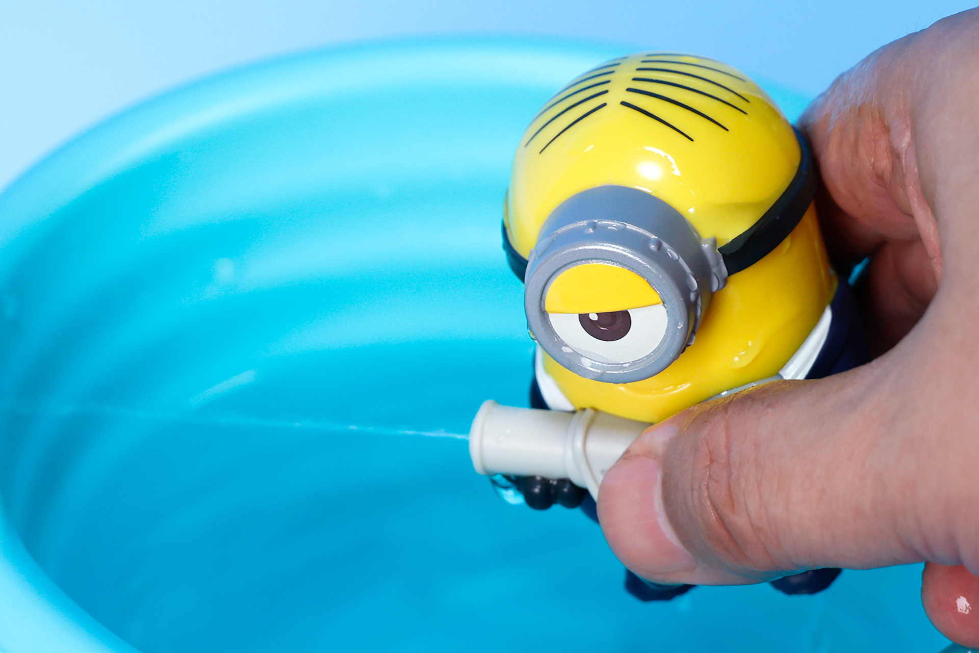 背中のボタンを押すと水が飛び出る!