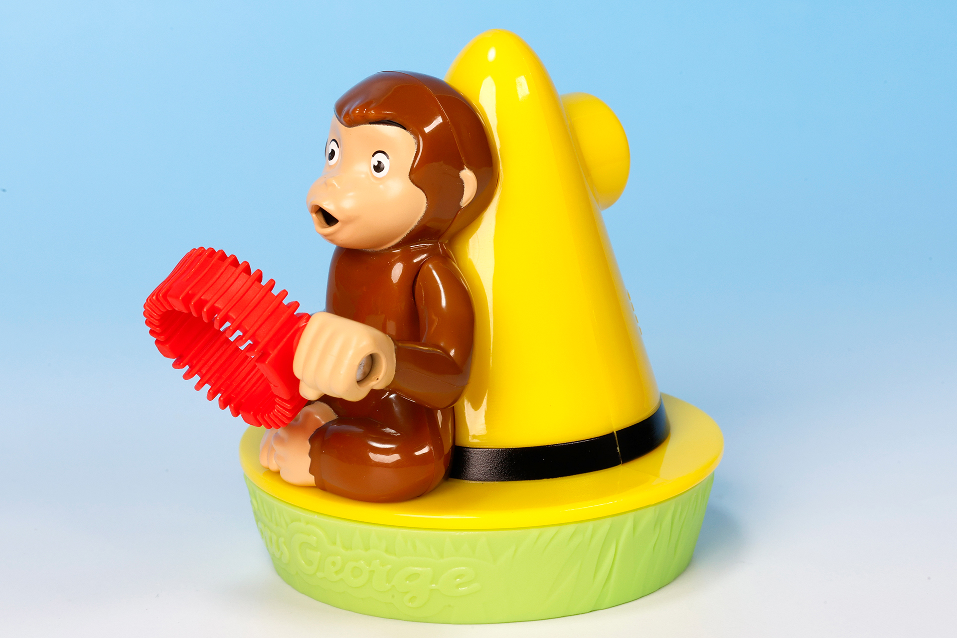 よく見ると、ジョージが座っているのはおじさんの黄色い帽子だった