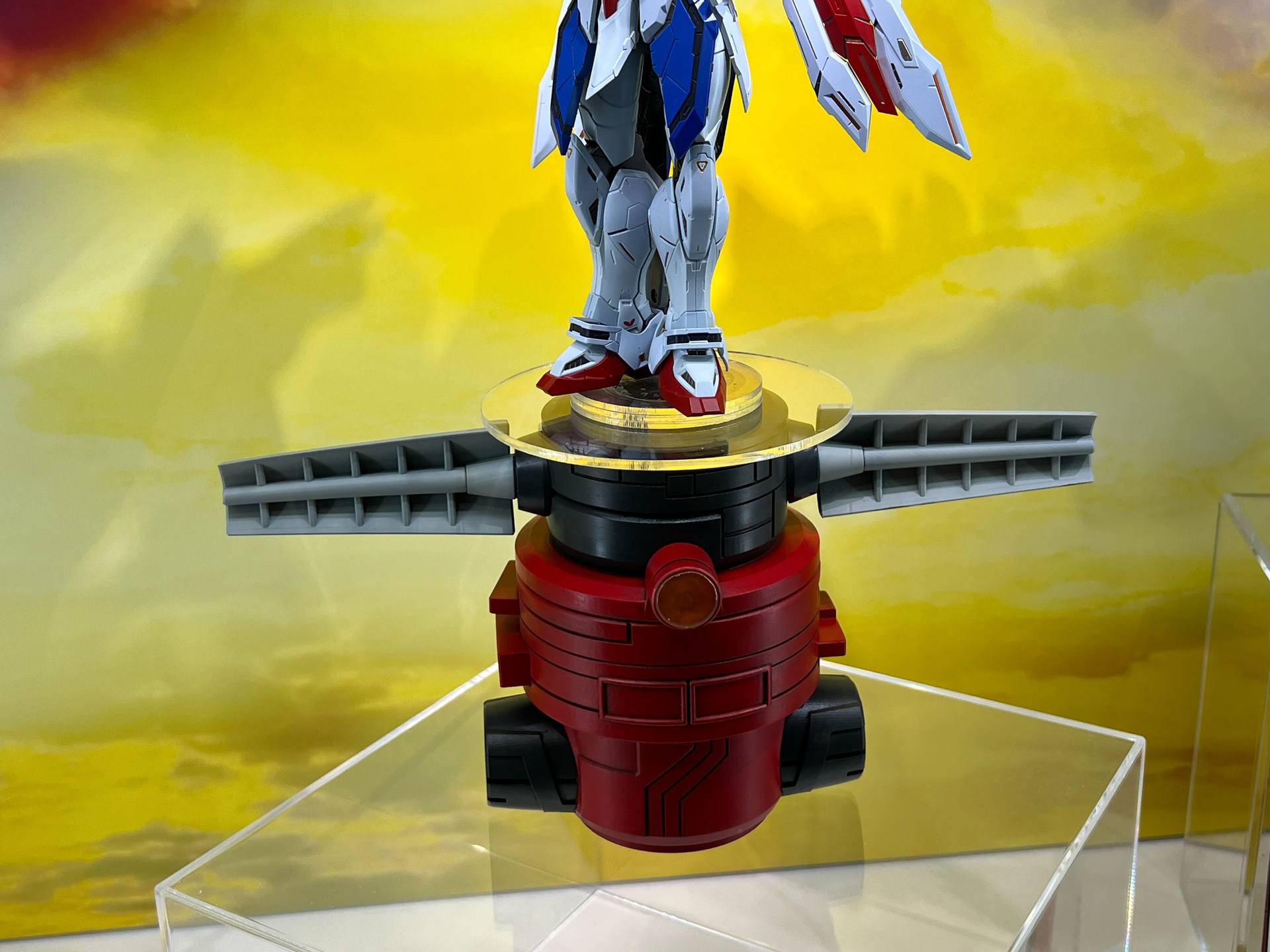 アニメのOPやエピソードで強烈なイメージのあるコーナーポストも台座として同梱されるのだろうか？